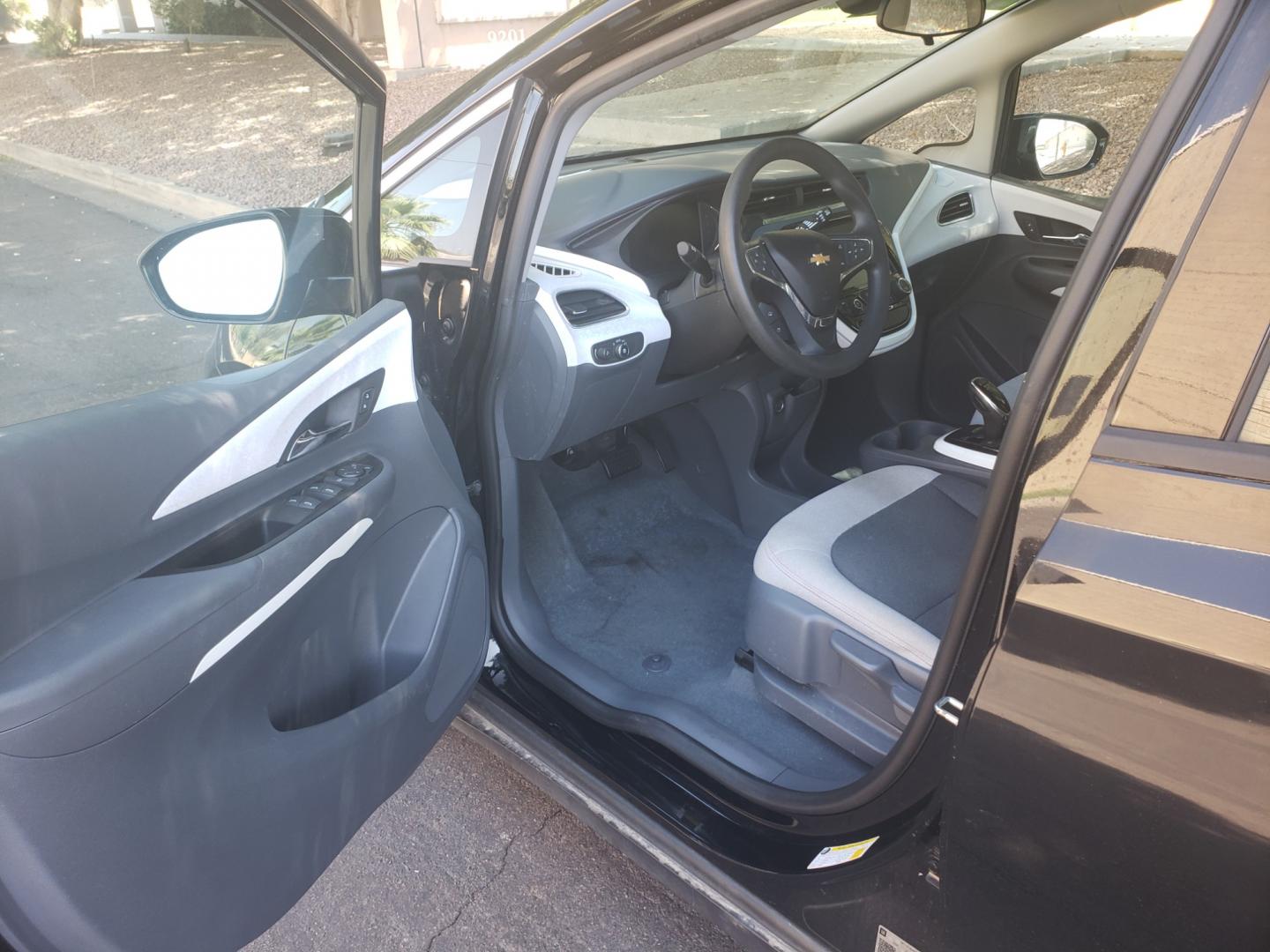 2018 /gray and black Chevrolet Bolt EV LT (1G1FW6S02J4) with an ELECTRIC engine, 1A transmission, located at 323 E Dunlap Ave., Phoenix, AZ, 85020, (602) 331-9000, 33.567677, -112.069000 - 2018 Chevrolet Bolt LT,.......A Must See!! ONLY 49K MILES!!!.... No accidents, Ice cold AC. The car is gorgeous inside and out. Power windows, Power door locks, Touch screen Stereo, Phone sync, Bluetooth, Satellite compatible, Backup camera, Beautiful gray and black interior with gray cloth seats in - Photo#8