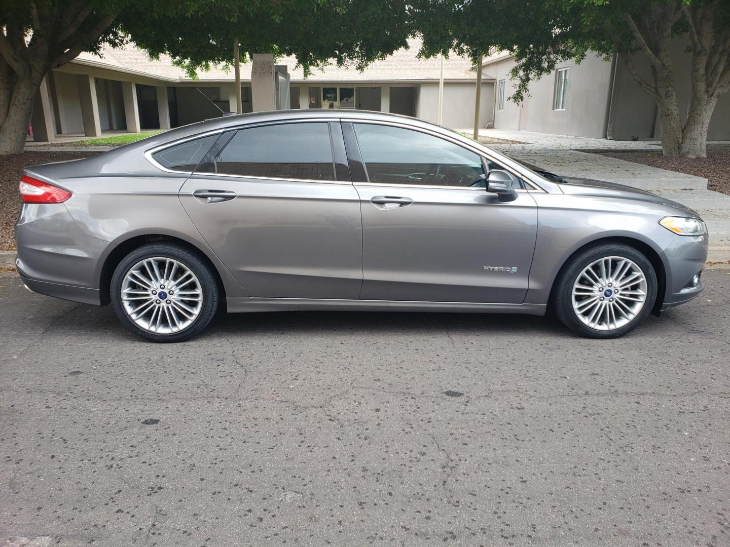 2013 gray /gray and black Ford Fusion Hybrid SE (3FA6P0LU1DR) with an 2.0L L4 DOHC 16V HYBRID engine, CVT transmission, located at 323 E Dunlap Ave., Phoenix, AZ, 85020, (602) 331-9000, 33.567677, -112.069000 - 2013 Ford Fusion Hybrid SE,........EXCELLENT condition, A Real Must See!!.... No accidents, Power everything, Stereo/cd player, Phone sync, Bluetooth, Navigation, Backup camera, Ice cold ac, Clean Gray and Black interior with black cloth seats in near perfect condition, power windows, power door loc - Photo#4