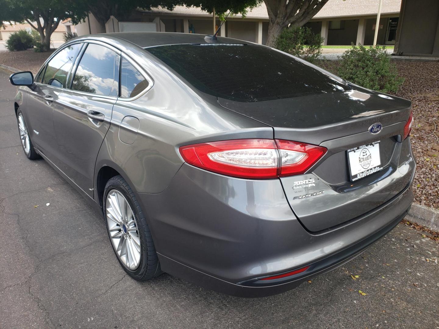 2013 gray /gray and black Ford Fusion Hybrid SE (3FA6P0LU1DR) with an 2.0L L4 DOHC 16V HYBRID engine, CVT transmission, located at 323 E Dunlap Ave., Phoenix, AZ, 85020, (602) 331-9000, 33.567677, -112.069000 - 2013 Ford Fusion Hybrid SE,........EXCELLENT condition, A Real Must See!!.... No accidents, Power everything, Stereo/cd player, Phone sync, Bluetooth, Navigation, Backup camera, Ice cold ac, Clean Gray and Black interior with black cloth seats in near perfect condition, power windows, power door loc - Photo#5