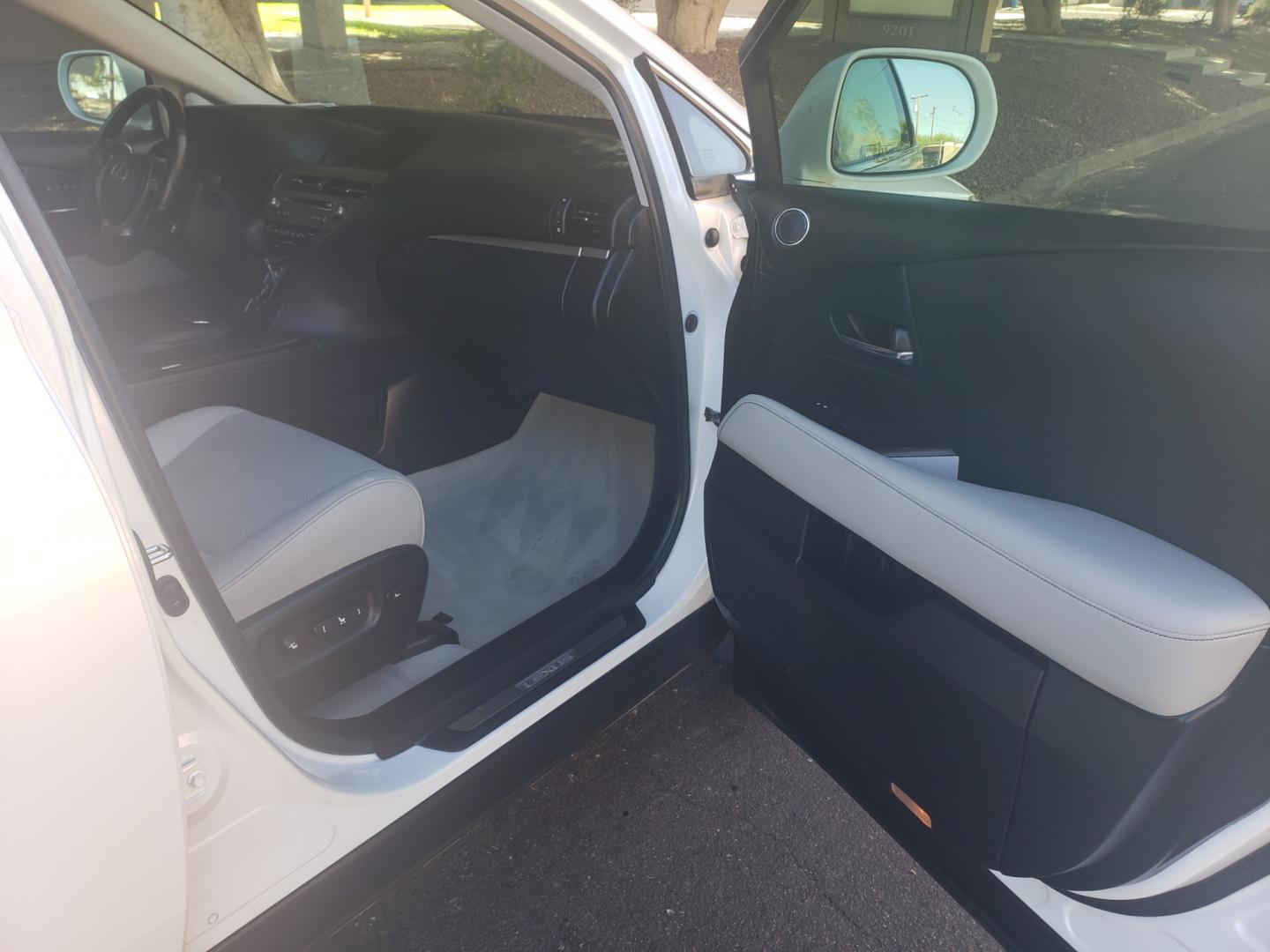 2013 WHITE /gray and black Lexus RX 350 FWD (2T2ZK1BA5DC) with an 3.5L V6 DOHC 24V engine, 5-Speed Automatic transmission, located at 323 E Dunlap Ave., Phoenix, AZ, 85020, (602) 331-9000, 33.567677, -112.069000 - 2013 Lexus RX 350,.....EXCELLENT condition, Ice Cold A/C, Black and gray interior with gray leather seats in near perfect condition, New Tires, New brakes, Tune up, Stereo/CD player, Bluetooth, Phone sync, Backup camera, Satellite compatible, Gorgeous tinted sunroof, This suv is gorgeous inside and - Photo#12