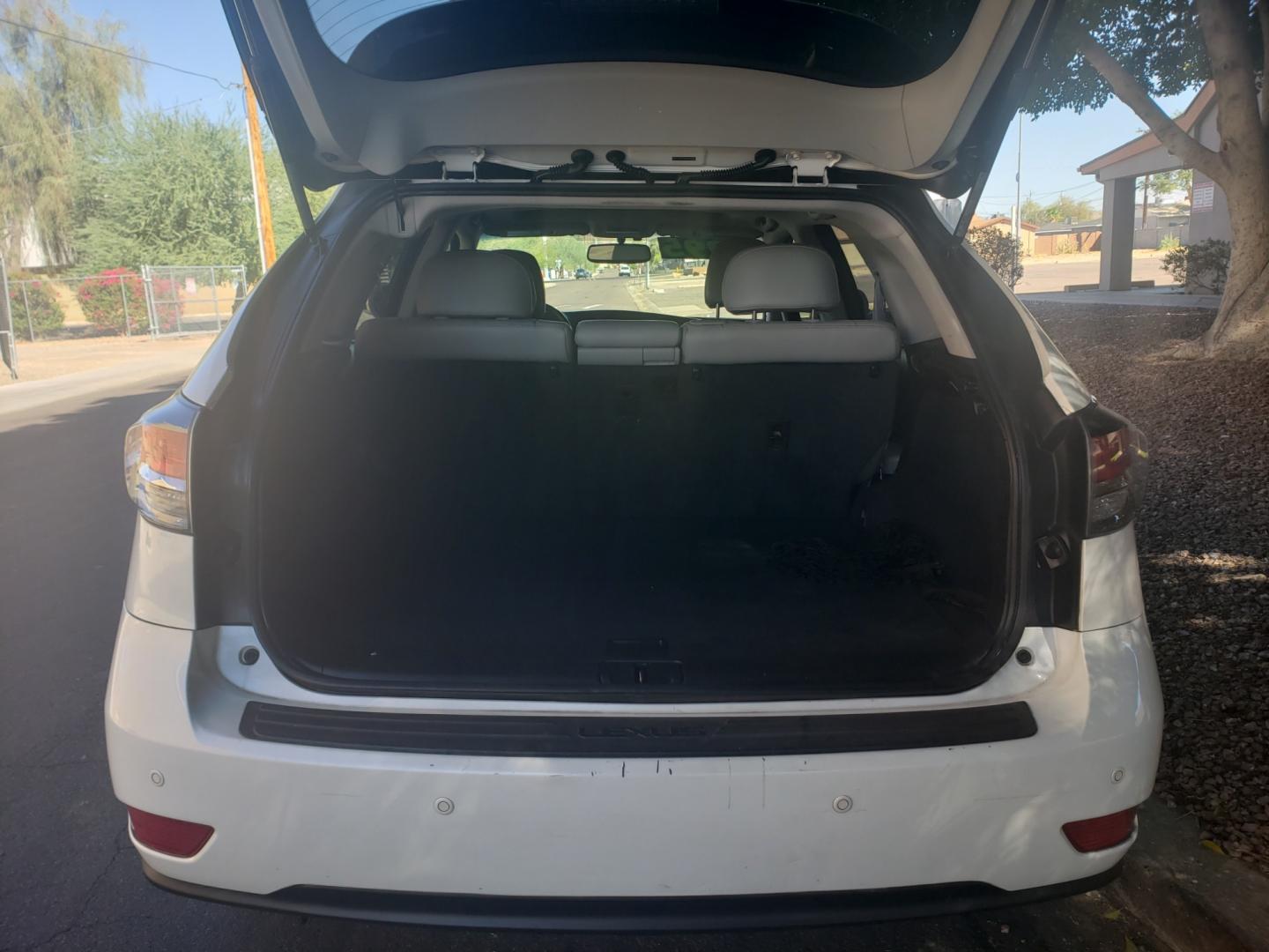 2013 WHITE /gray and black Lexus RX 350 FWD (2T2ZK1BA5DC) with an 3.5L V6 DOHC 24V engine, 5-Speed Automatic transmission, located at 323 E Dunlap Ave., Phoenix, AZ, 85020, (602) 331-9000, 33.567677, -112.069000 - 2013 Lexus RX 350,.....EXCELLENT condition, Ice Cold A/C, Black and gray interior with gray leather seats in near perfect condition, New Tires, New brakes, Tune up, Stereo/CD player, Bluetooth, Phone sync, Backup camera, Satellite compatible, Gorgeous tinted sunroof, This suv is gorgeous inside and - Photo#16
