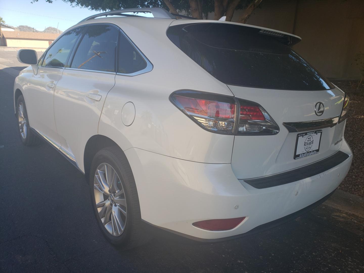 2013 WHITE /gray and black Lexus RX 350 FWD (2T2ZK1BA5DC) with an 3.5L V6 DOHC 24V engine, 5-Speed Automatic transmission, located at 323 E Dunlap Ave., Phoenix, AZ, 85020, (602) 331-9000, 33.567677, -112.069000 - 2013 Lexus RX 350,.....EXCELLENT condition, Ice Cold A/C, Black and gray interior with gray leather seats in near perfect condition, New Tires, New brakes, Tune up, Stereo/CD player, Bluetooth, Phone sync, Backup camera, Satellite compatible, Gorgeous tinted sunroof, This suv is gorgeous inside and - Photo#5