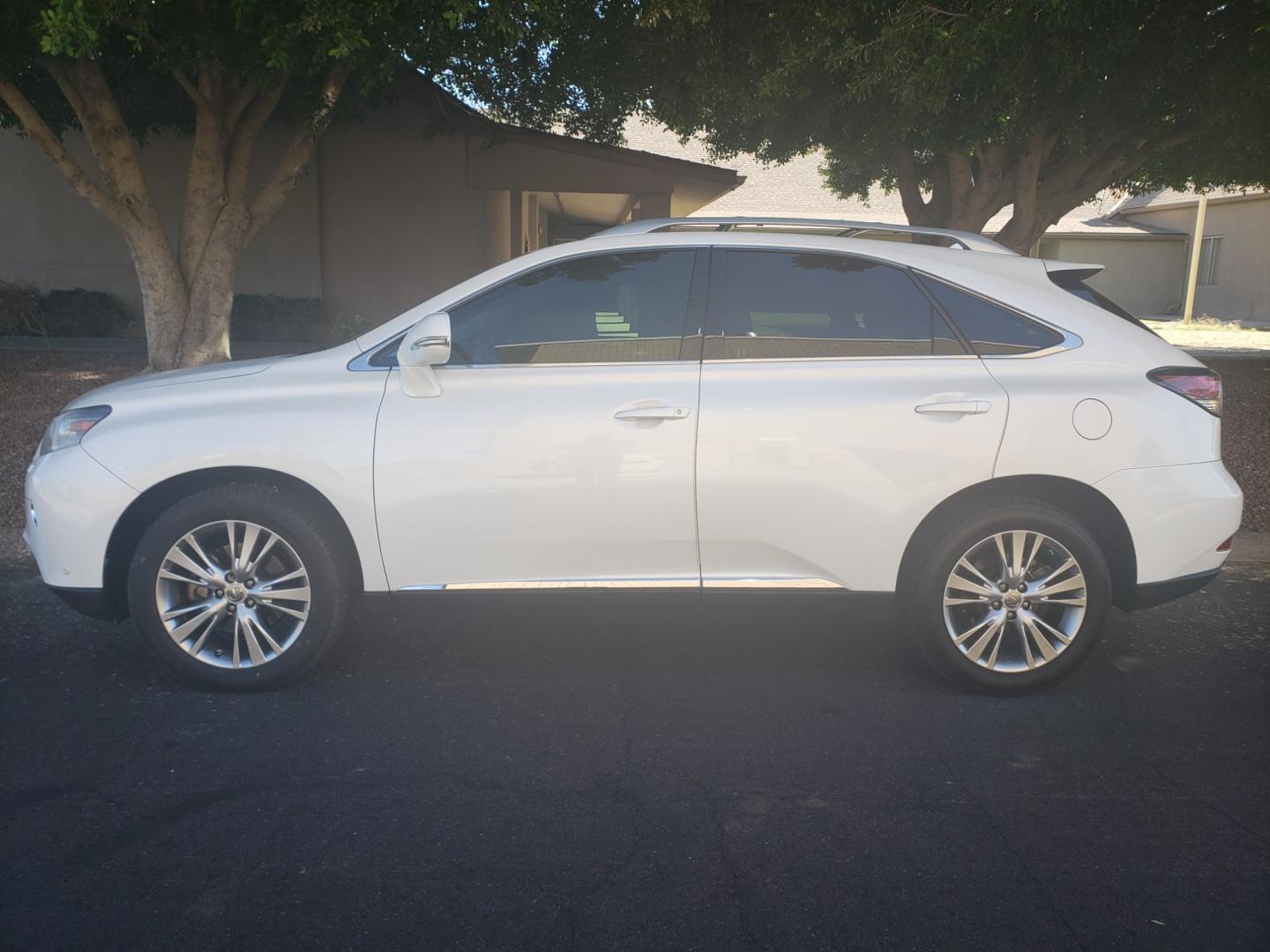2013 WHITE /gray and black Lexus RX 350 FWD (2T2ZK1BA5DC) with an 3.5L V6 DOHC 24V engine, 5-Speed Automatic transmission, located at 323 E Dunlap Ave., Phoenix, AZ, 85020, (602) 331-9000, 33.567677, -112.069000 - 2013 Lexus RX 350,.....EXCELLENT condition, Ice Cold A/C, Black and gray interior with gray leather seats in near perfect condition, New Tires, New brakes, Tune up, Stereo/CD player, Bluetooth, Phone sync, Backup camera, Satellite compatible, Gorgeous tinted sunroof, This suv is gorgeous inside and - Photo#6