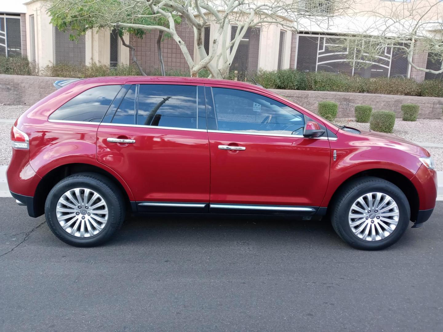 2013 /Tan and black Lincoln MKX (2LMDJ6JK8DB) with an 3.6L V6 DOHC 24V engine, 4-Speed Automatic transmission, located at 323 E Dunlap Ave., Phoenix, AZ, 85020, (602) 331-9000, 33.567677, -112.069000 - 2013 Lincoln MKX,.......EXCELLENT condition,.... Ice Cold A/C, Tan and gray interior with Tan leather seats in near perfect condition, Rear AC, New brakes, Tune up, Touch screen Stereo/CD Player, Bluetooth, Phone sync, Satellite, This suv is gorgeous inside and out, Incredible gas mileage! Arizona t - Photo#4