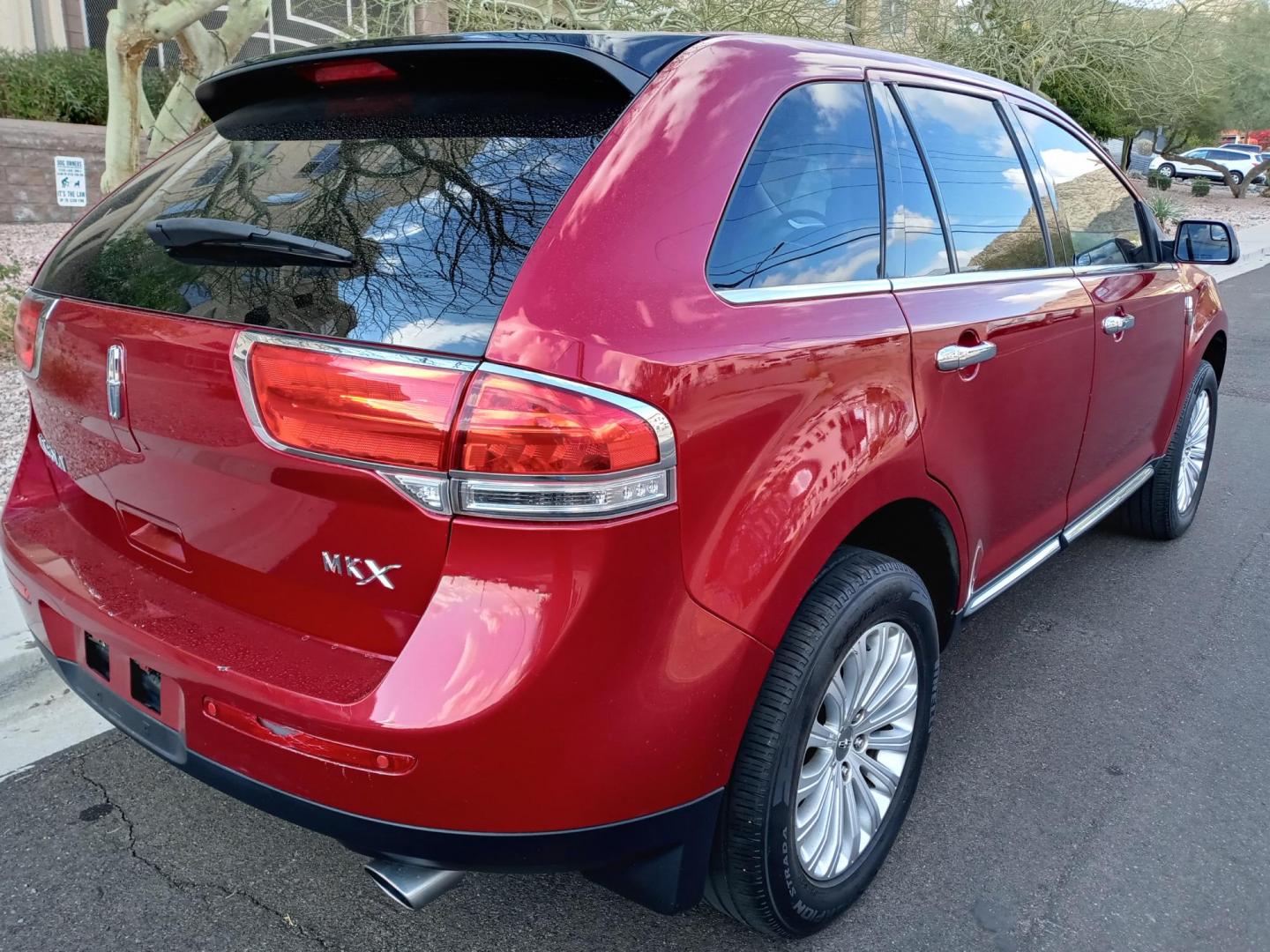 2013 /Tan and black Lincoln MKX (2LMDJ6JK8DB) with an 3.6L V6 DOHC 24V engine, 4-Speed Automatic transmission, located at 323 E Dunlap Ave., Phoenix, AZ, 85020, (602) 331-9000, 33.567677, -112.069000 - 2013 Lincoln MKX,.......EXCELLENT condition,.... Ice Cold A/C, Tan and gray interior with Tan leather seats in near perfect condition, Rear AC, New brakes, Tune up, Touch screen Stereo/CD Player, Bluetooth, Phone sync, Satellite, This suv is gorgeous inside and out, Incredible gas mileage! Arizona t - Photo#3