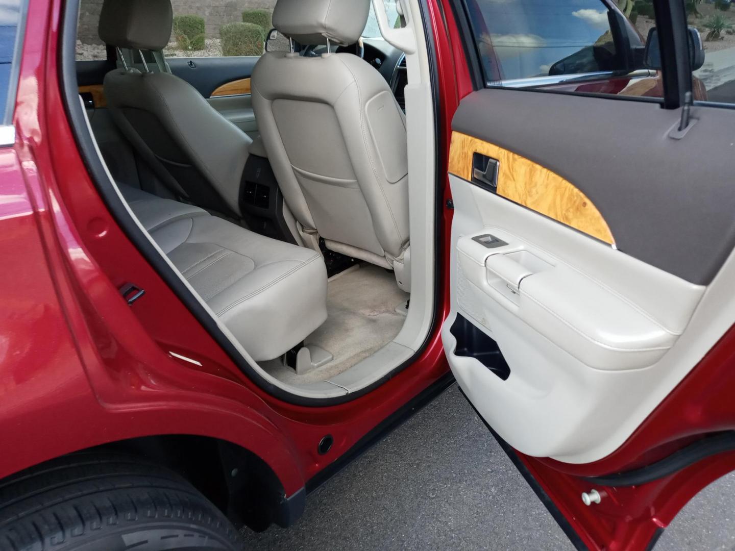 2013 /Tan and black Lincoln MKX (2LMDJ6JK8DB) with an 3.6L V6 DOHC 24V engine, 4-Speed Automatic transmission, located at 323 E Dunlap Ave., Phoenix, AZ, 85020, (602) 331-9000, 33.567677, -112.069000 - 2013 Lincoln MKX,.......EXCELLENT condition,.... Ice Cold A/C, Tan and gray interior with Tan leather seats in near perfect condition, Rear AC, New brakes, Tune up, Touch screen Stereo/CD Player, Bluetooth, Phone sync, Satellite, This suv is gorgeous inside and out, Incredible gas mileage! Arizona t - Photo#14