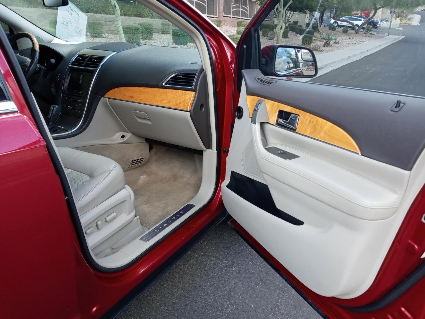 2013 /Tan and black Lincoln MKX (2LMDJ6JK8DB) with an 3.6L V6 DOHC 24V engine, 4-Speed Automatic transmission, located at 323 E Dunlap Ave., Phoenix, AZ, 85020, (602) 331-9000, 33.567677, -112.069000 - 2013 Lincoln MKX,.......EXCELLENT condition,.... Ice Cold A/C, Tan and gray interior with Tan leather seats in near perfect condition, Rear AC, New brakes, Tune up, Touch screen Stereo/CD Player, Bluetooth, Phone sync, Satellite, This suv is gorgeous inside and out, Incredible gas mileage! Arizona t - Photo#12