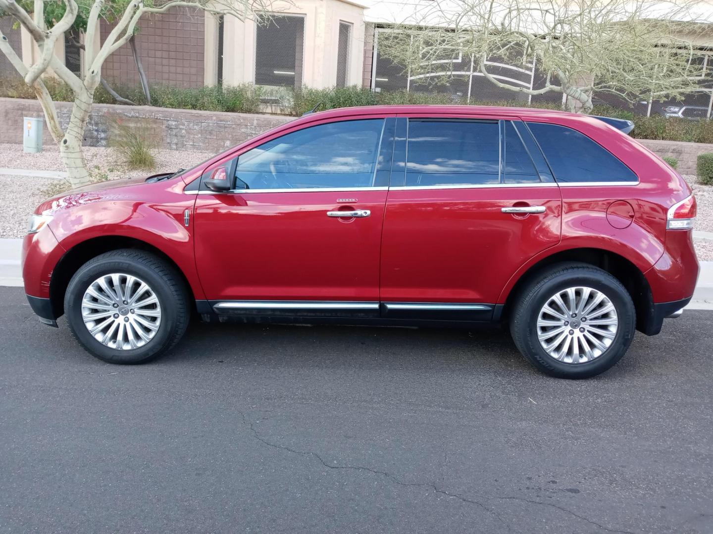 2013 /Tan and black Lincoln MKX (2LMDJ6JK8DB) with an 3.6L V6 DOHC 24V engine, 4-Speed Automatic transmission, located at 323 E Dunlap Ave., Phoenix, AZ, 85020, (602) 331-9000, 33.567677, -112.069000 - 2013 Lincoln MKX,.......EXCELLENT condition,.... Ice Cold A/C, Tan and gray interior with Tan leather seats in near perfect condition, Rear AC, New brakes, Tune up, Touch screen Stereo/CD Player, Bluetooth, Phone sync, Satellite, This suv is gorgeous inside and out, Incredible gas mileage! Arizona t - Photo#6