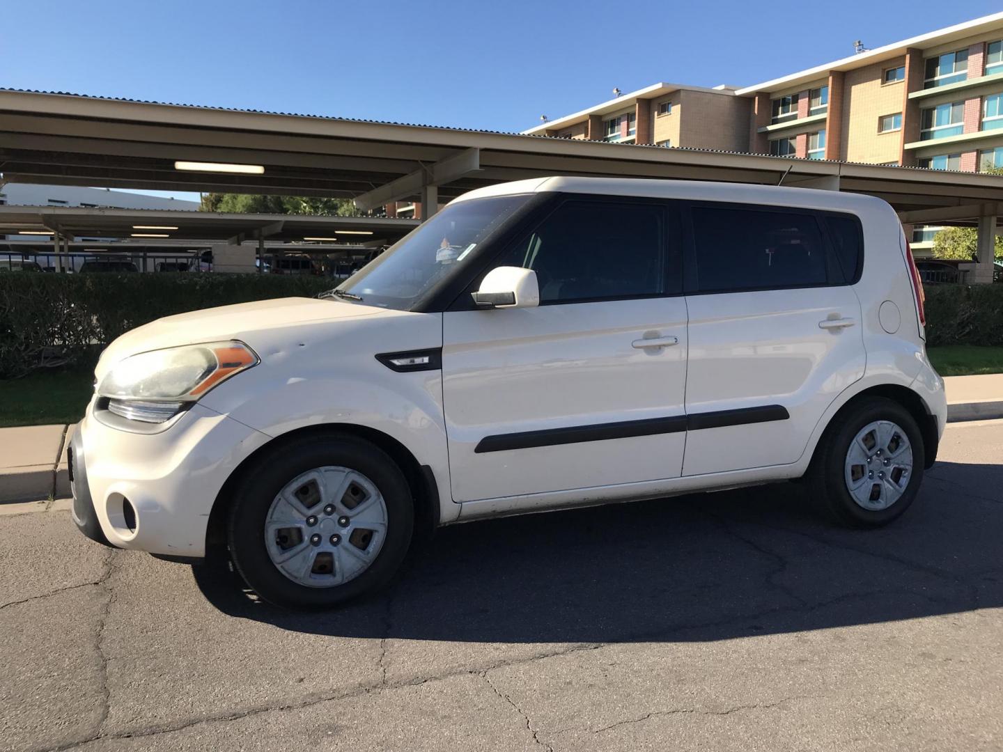 2013 WHITE /black Kia Soul base (KNDJT2A51D7) with an 1.6l i4 engine, 4-Speed Automatic transmission, located at 323 E Dunlap Ave., Phoenix, AZ, 85020, (602) 331-9000, 33.567677, -112.069000 - 2013 Kia Soul,.......Automatic, 4 Cyl. Engine.... Ice cold A/C, Power Options, Stereo/cd player, Phone sync, Bluetooth, Satellite compatible, Clean black interior with black cloth seats,clean Arizona title, Runs and Drives Excellent. Very clean inside and out, 186k miles, Any questions , please cal - Photo#2
