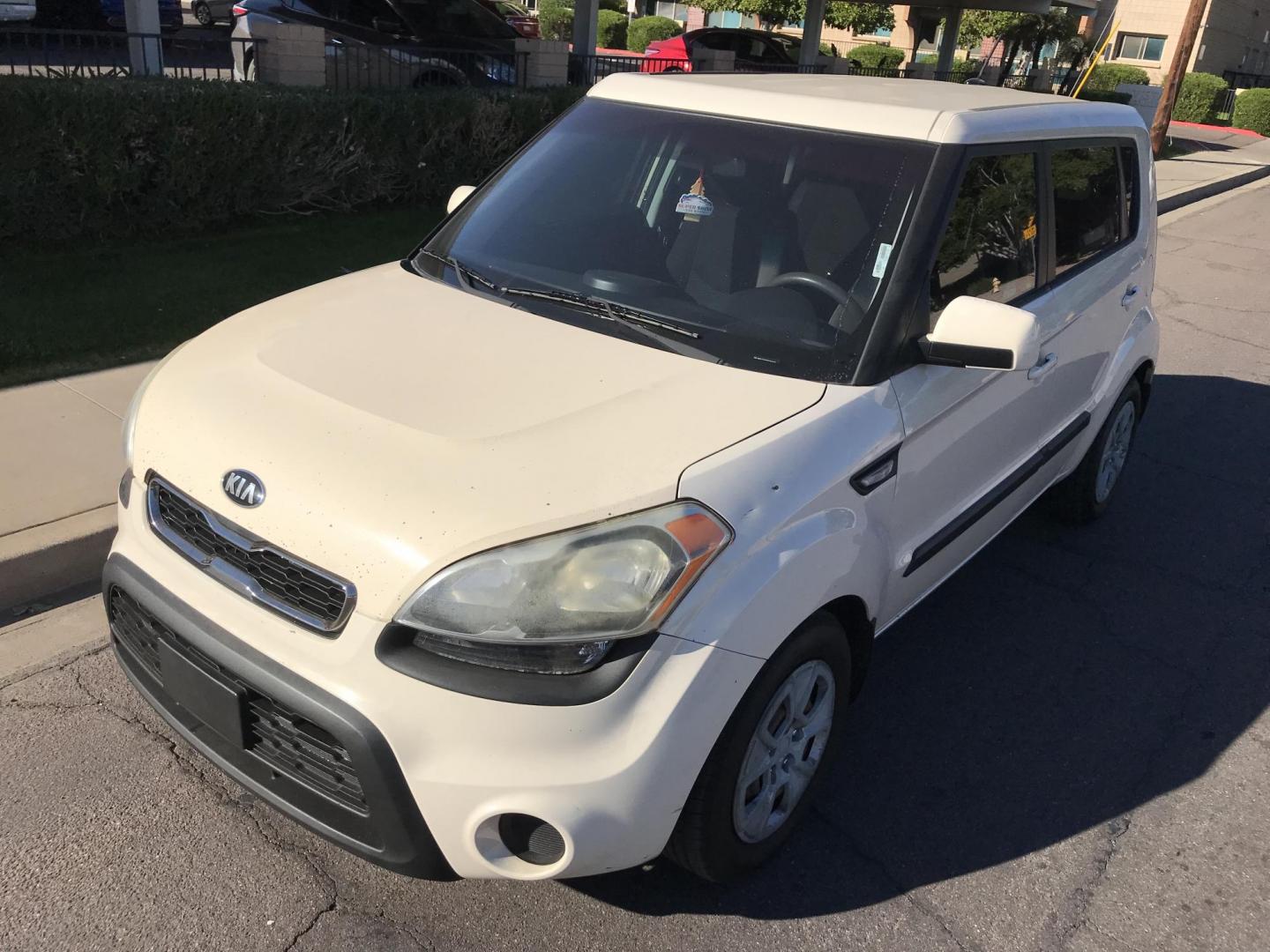 2013 WHITE /black Kia Soul base (KNDJT2A51D7) with an 1.6l i4 engine, 4-Speed Automatic transmission, located at 323 E Dunlap Ave., Phoenix, AZ, 85020, (602) 331-9000, 33.567677, -112.069000 - 2013 Kia Soul,.......Automatic, 4 Cyl. Engine.... Ice cold A/C, Power Options, Stereo/cd player, Phone sync, Bluetooth, Satellite compatible, Clean black interior with black cloth seats,clean Arizona title, Runs and Drives Excellent. Very clean inside and out, 186k miles, Any questions , please cal - Photo#1