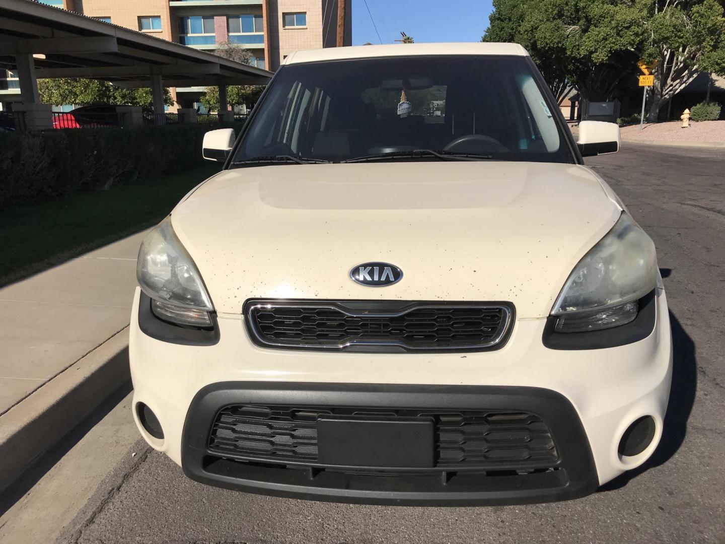 2013 WHITE /black Kia Soul base (KNDJT2A51D7) with an 1.6l i4 engine, 4-Speed Automatic transmission, located at 323 E Dunlap Ave., Phoenix, AZ, 85020, (602) 331-9000, 33.567677, -112.069000 - 2013 Kia Soul,.......Automatic, 4 Cyl. Engine.... Ice cold A/C, Power Options, Stereo/cd player, Phone sync, Bluetooth, Satellite compatible, Clean black interior with black cloth seats,clean Arizona title, Runs and Drives Excellent. Very clean inside and out, 186k miles, Any questions , please cal - Photo#3