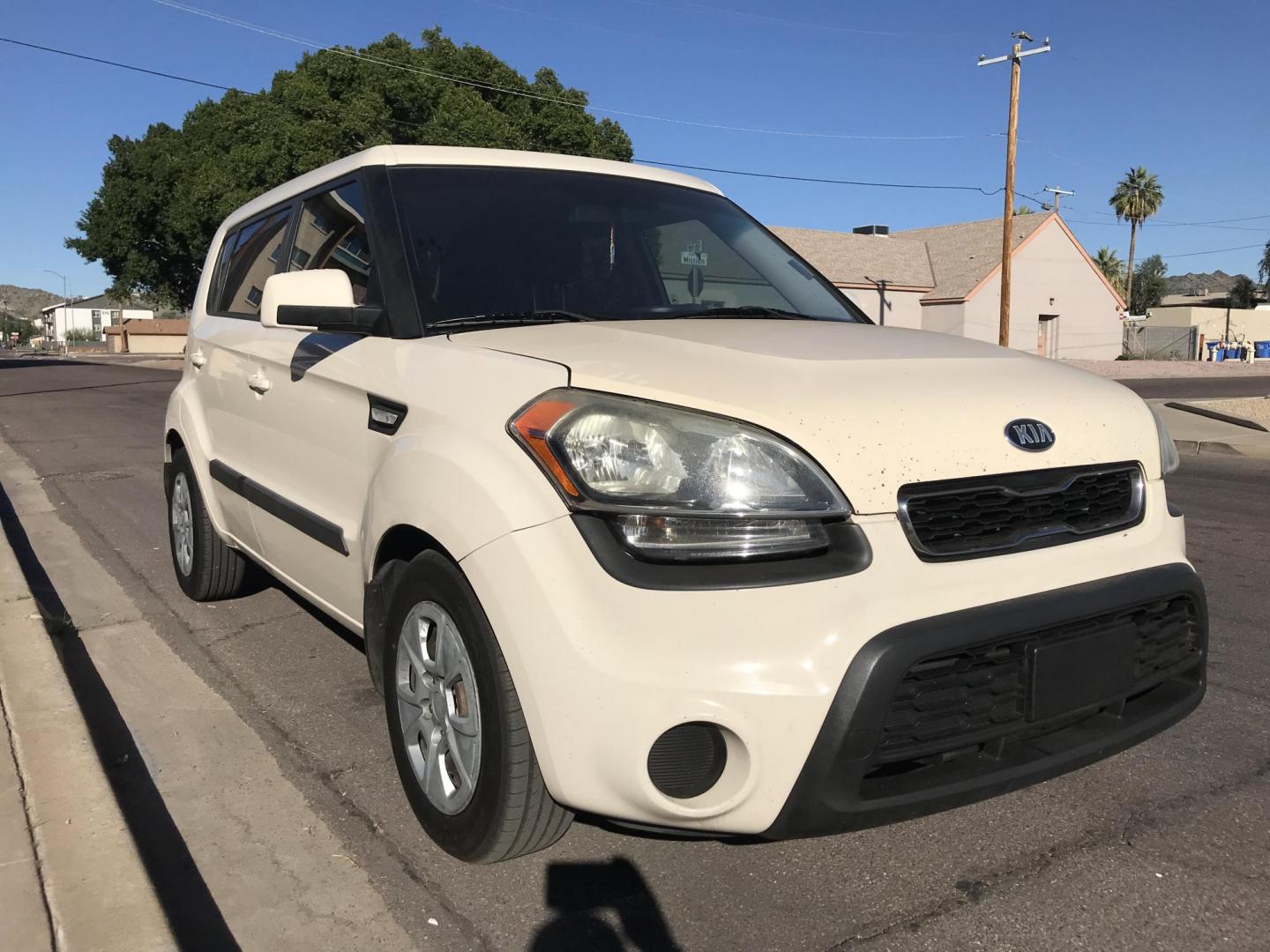 2013 WHITE /black Kia Soul base (KNDJT2A51D7) with an 1.6l i4 engine, 4-Speed Automatic transmission, located at 323 E Dunlap Ave., Phoenix, AZ, 85020, (602) 331-9000, 33.567677, -112.069000 - 2013 Kia Soul,.......Automatic, 4 Cyl. Engine.... Ice cold A/C, Power Options, Stereo/cd player, Phone sync, Bluetooth, Satellite compatible, Clean black interior with black cloth seats,clean Arizona title, Runs and Drives Excellent. Very clean inside and out, 186k miles, Any questions , please cal - Photo#4