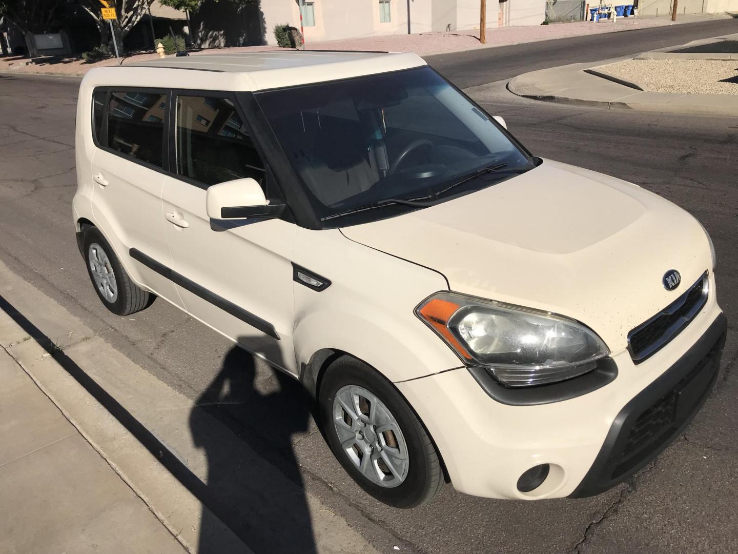 2013 WHITE /black Kia Soul base (KNDJT2A51D7) with an 1.6l i4 engine, 4-Speed Automatic transmission, located at 323 E Dunlap Ave., Phoenix, AZ, 85020, (602) 331-9000, 33.567677, -112.069000 - 2013 Kia Soul,.......Automatic, 4 Cyl. Engine.... Ice cold A/C, Power Options, Stereo/cd player, Phone sync, Bluetooth, Satellite compatible, Clean black interior with black cloth seats,clean Arizona title, Runs and Drives Excellent. Very clean inside and out, 186k miles, Any questions , please cal - Photo#5