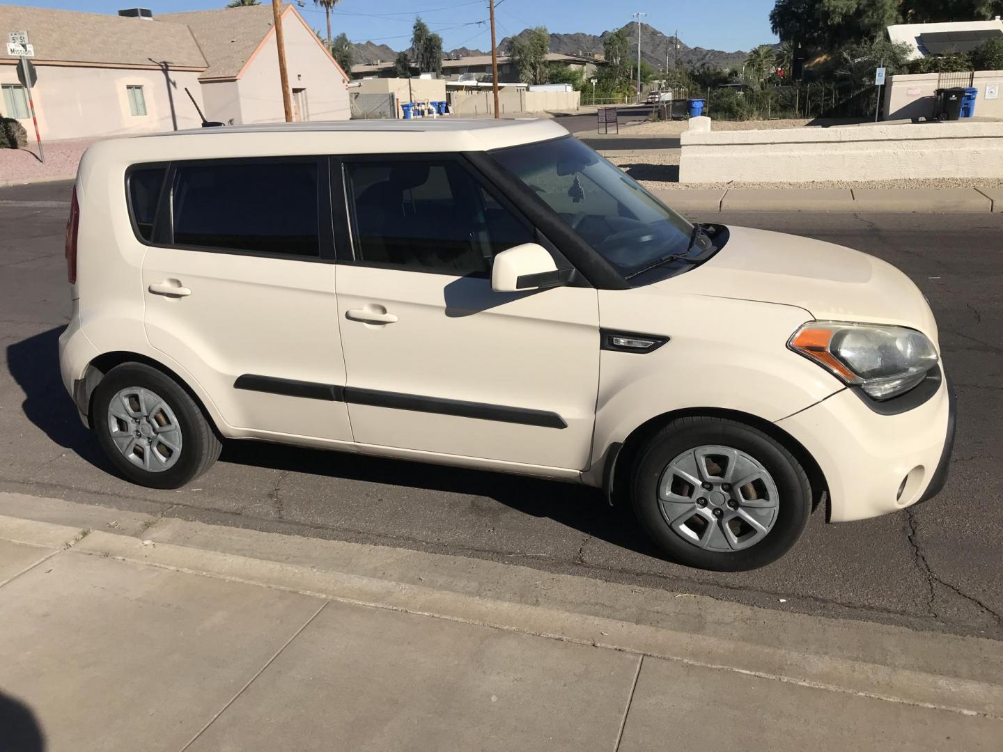 2013 WHITE /black Kia Soul base (KNDJT2A51D7) with an 1.6l i4 engine, 4-Speed Automatic transmission, located at 323 E Dunlap Ave., Phoenix, AZ, 85020, (602) 331-9000, 33.567677, -112.069000 - 2013 Kia Soul,.......Automatic, 4 Cyl. Engine.... Ice cold A/C, Power Options, Stereo/cd player, Phone sync, Bluetooth, Satellite compatible, Clean black interior with black cloth seats,clean Arizona title, Runs and Drives Excellent. Very clean inside and out, 186k miles, Any questions , please cal - Photo#6
