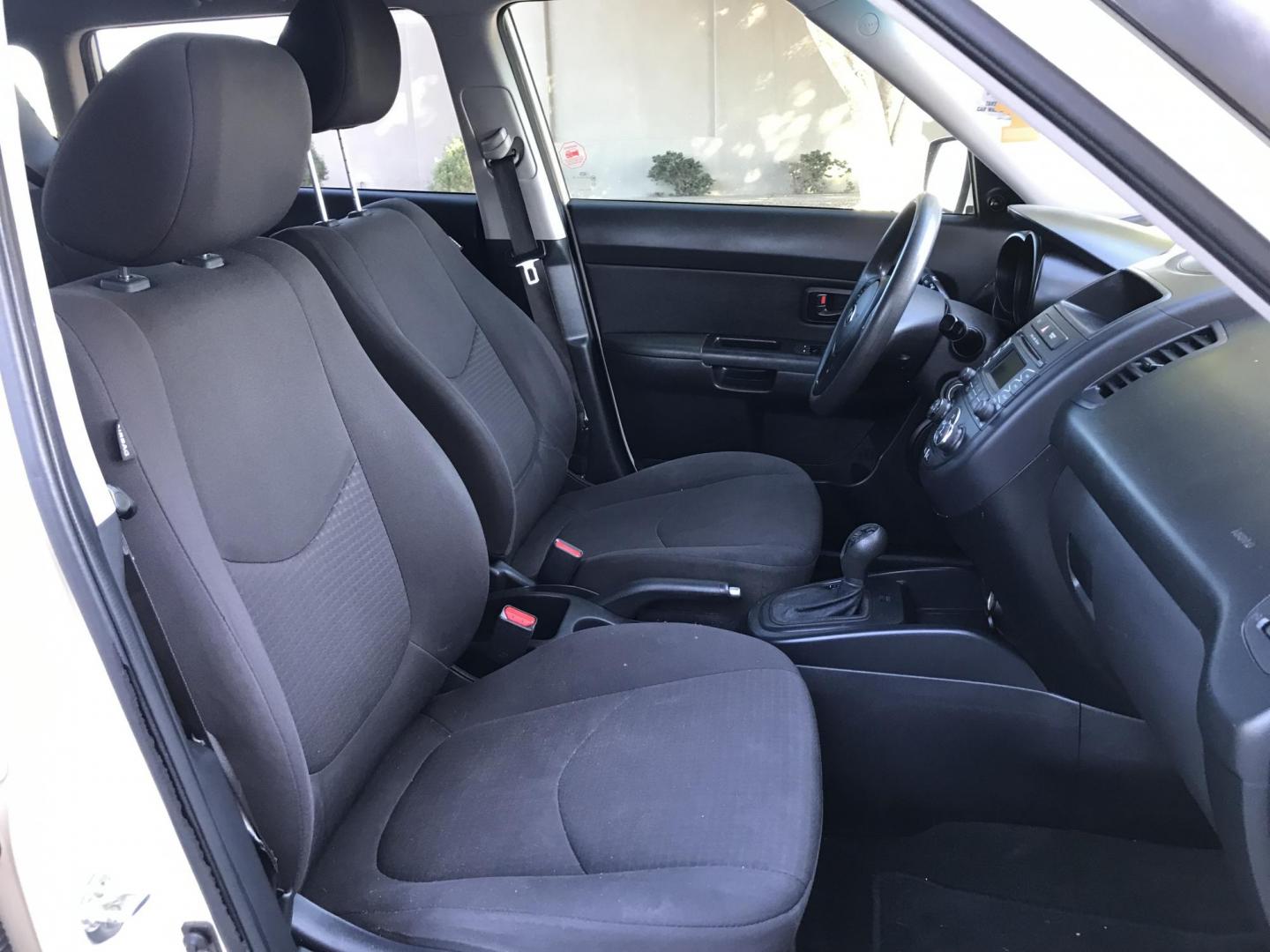 2013 WHITE /black Kia Soul base (KNDJT2A51D7) with an 1.6l i4 engine, 4-Speed Automatic transmission, located at 323 E Dunlap Ave., Phoenix, AZ, 85020, (602) 331-9000, 33.567677, -112.069000 - 2013 Kia Soul,.......Automatic, 4 Cyl. Engine.... Ice cold A/C, Power Options, Stereo/cd player, Phone sync, Bluetooth, Satellite compatible, Clean black interior with black cloth seats,clean Arizona title, Runs and Drives Excellent. Very clean inside and out, 186k miles, Any questions , please cal - Photo#8