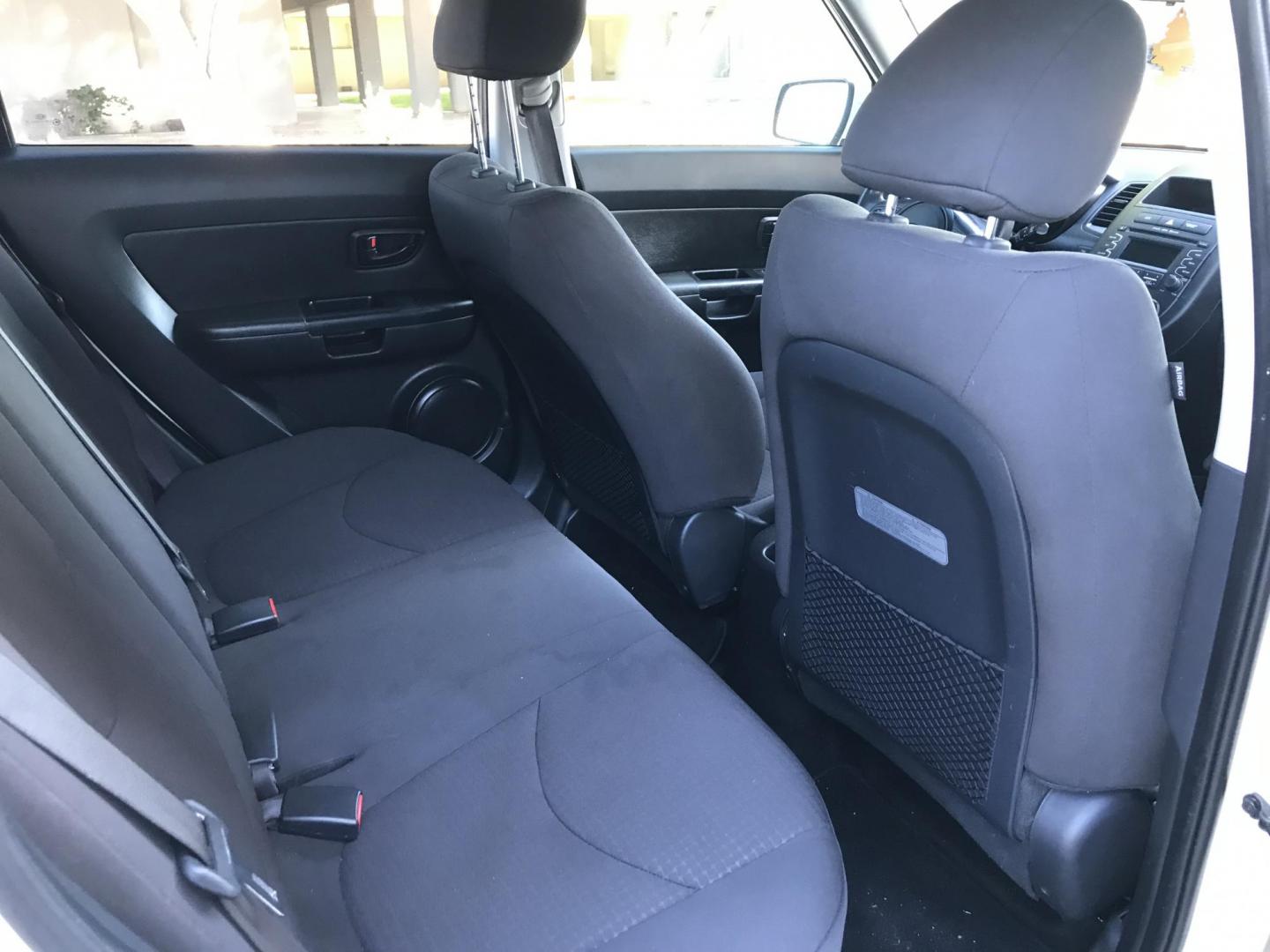 2013 WHITE /black Kia Soul base (KNDJT2A51D7) with an 1.6l i4 engine, 4-Speed Automatic transmission, located at 323 E Dunlap Ave., Phoenix, AZ, 85020, (602) 331-9000, 33.567677, -112.069000 - 2013 Kia Soul,.......Automatic, 4 Cyl. Engine.... Ice cold A/C, Power Options, Stereo/cd player, Phone sync, Bluetooth, Satellite compatible, Clean black interior with black cloth seats,clean Arizona title, Runs and Drives Excellent. Very clean inside and out, 186k miles, Any questions , please cal - Photo#9