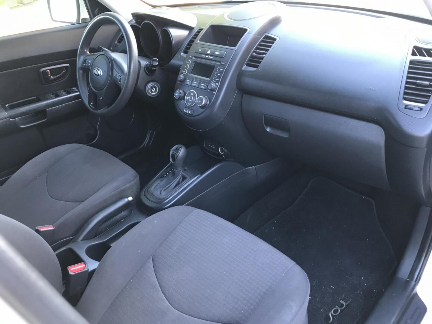 2013 WHITE /black Kia Soul base (KNDJT2A51D7) with an 1.6l i4 engine, 4-Speed Automatic transmission, located at 323 E Dunlap Ave., Phoenix, AZ, 85020, (602) 331-9000, 33.567677, -112.069000 - 2013 Kia Soul,.......Automatic, 4 Cyl. Engine.... Ice cold A/C, Power Options, Stereo/cd player, Phone sync, Bluetooth, Satellite compatible, Clean black interior with black cloth seats,clean Arizona title, Runs and Drives Excellent. Very clean inside and out, 186k miles, Any questions , please cal - Photo#7