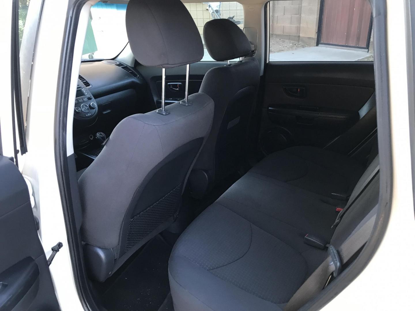 2013 WHITE /black Kia Soul base (KNDJT2A51D7) with an 1.6l i4 engine, 4-Speed Automatic transmission, located at 323 E Dunlap Ave., Phoenix, AZ, 85020, (602) 331-9000, 33.567677, -112.069000 - 2013 Kia Soul,.......Automatic, 4 Cyl. Engine.... Ice cold A/C, Power Options, Stereo/cd player, Phone sync, Bluetooth, Satellite compatible, Clean black interior with black cloth seats,clean Arizona title, Runs and Drives Excellent. Very clean inside and out, 186k miles, Any questions , please cal - Photo#11