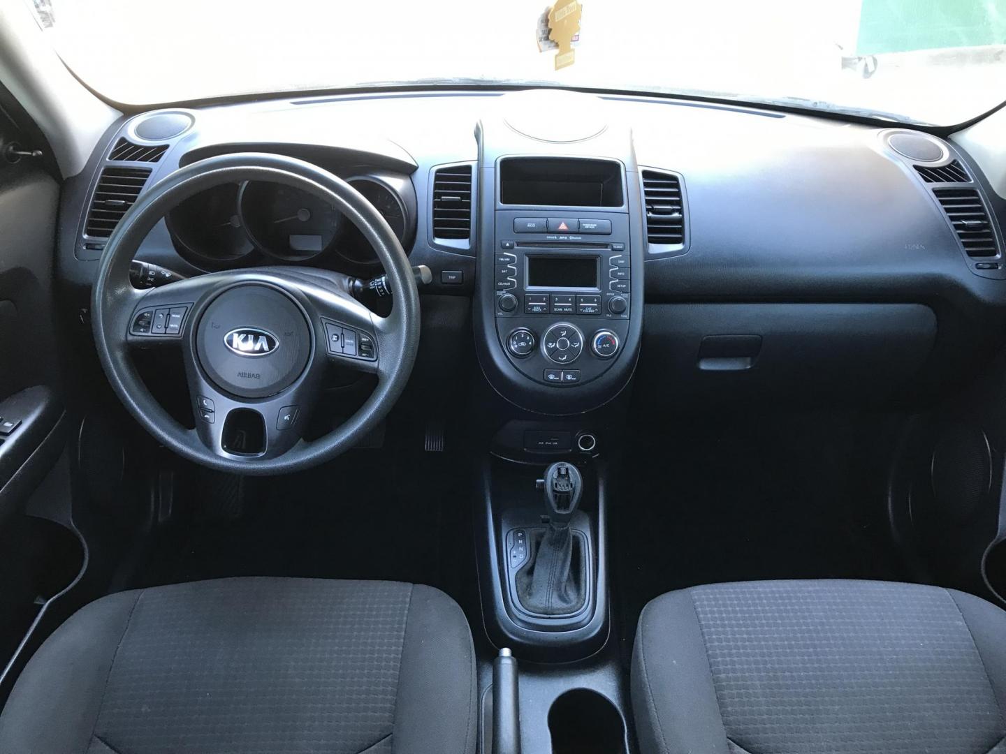 2013 WHITE /black Kia Soul base (KNDJT2A51D7) with an 1.6l i4 engine, 4-Speed Automatic transmission, located at 323 E Dunlap Ave., Phoenix, AZ, 85020, (602) 331-9000, 33.567677, -112.069000 - 2013 Kia Soul,.......Automatic, 4 Cyl. Engine.... Ice cold A/C, Power Options, Stereo/cd player, Phone sync, Bluetooth, Satellite compatible, Clean black interior with black cloth seats,clean Arizona title, Runs and Drives Excellent. Very clean inside and out, 186k miles, Any questions , please cal - Photo#10