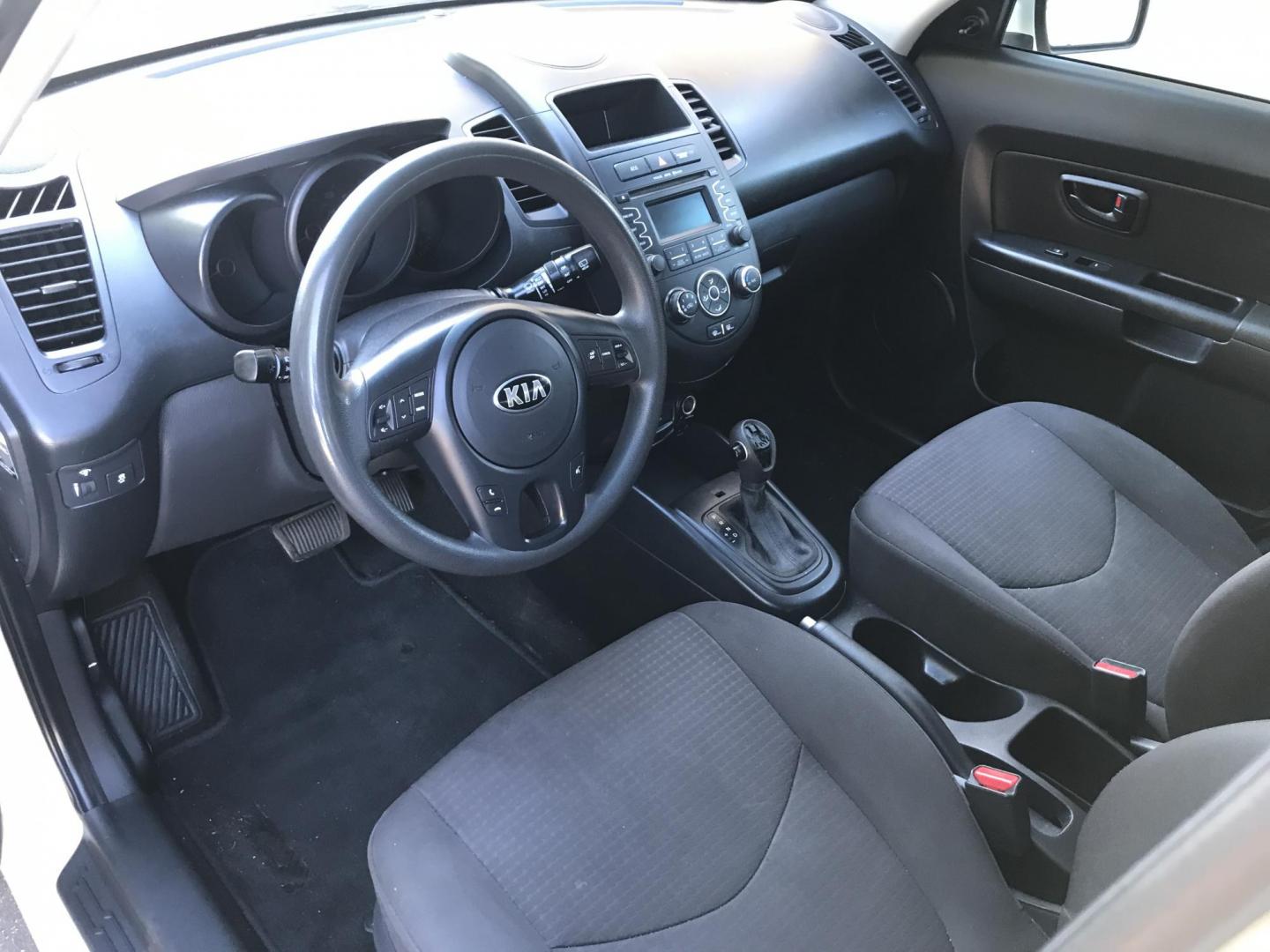 2013 WHITE /black Kia Soul base (KNDJT2A51D7) with an 1.6l i4 engine, 4-Speed Automatic transmission, located at 323 E Dunlap Ave., Phoenix, AZ, 85020, (602) 331-9000, 33.567677, -112.069000 - 2013 Kia Soul,.......Automatic, 4 Cyl. Engine.... Ice cold A/C, Power Options, Stereo/cd player, Phone sync, Bluetooth, Satellite compatible, Clean black interior with black cloth seats,clean Arizona title, Runs and Drives Excellent. Very clean inside and out, 186k miles, Any questions , please cal - Photo#12