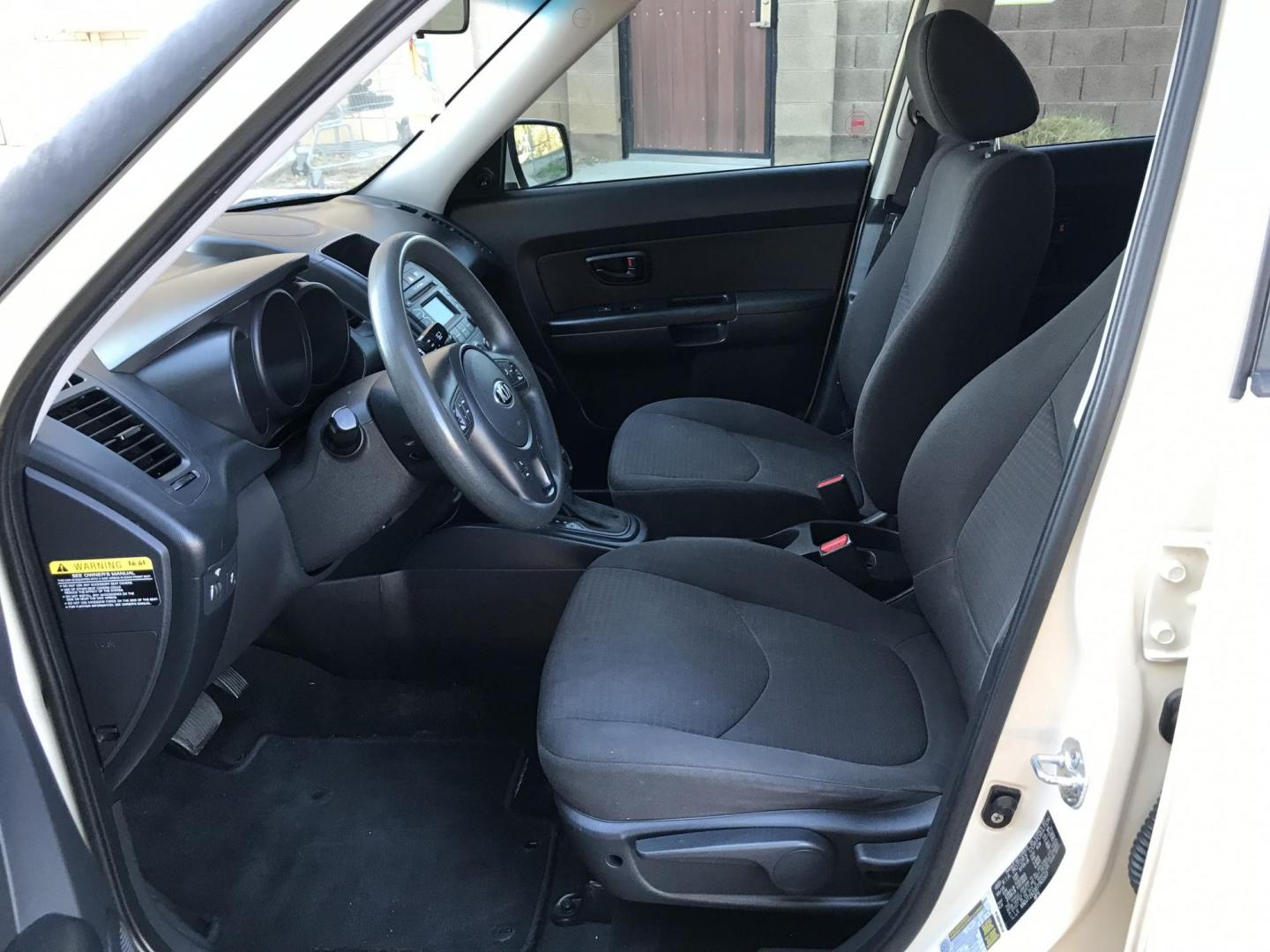 2013 WHITE /black Kia Soul base (KNDJT2A51D7) with an 1.6l i4 engine, 4-Speed Automatic transmission, located at 323 E Dunlap Ave., Phoenix, AZ, 85020, (602) 331-9000, 33.567677, -112.069000 - 2013 Kia Soul,.......Automatic, 4 Cyl. Engine.... Ice cold A/C, Power Options, Stereo/cd player, Phone sync, Bluetooth, Satellite compatible, Clean black interior with black cloth seats,clean Arizona title, Runs and Drives Excellent. Very clean inside and out, 186k miles, Any questions , please cal - Photo#13