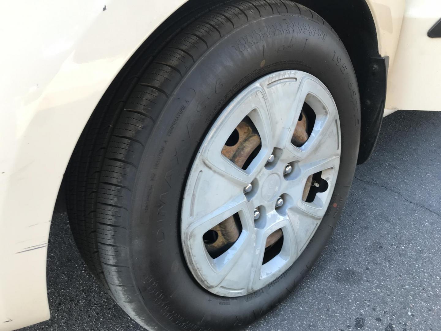 2013 WHITE /black Kia Soul base (KNDJT2A51D7) with an 1.6l i4 engine, 4-Speed Automatic transmission, located at 323 E Dunlap Ave., Phoenix, AZ, 85020, (602) 331-9000, 33.567677, -112.069000 - 2013 Kia Soul,.......Automatic, 4 Cyl. Engine.... Ice cold A/C, Power Options, Stereo/cd player, Phone sync, Bluetooth, Satellite compatible, Clean black interior with black cloth seats,clean Arizona title, Runs and Drives Excellent. Very clean inside and out, 186k miles, Any questions , please cal - Photo#15