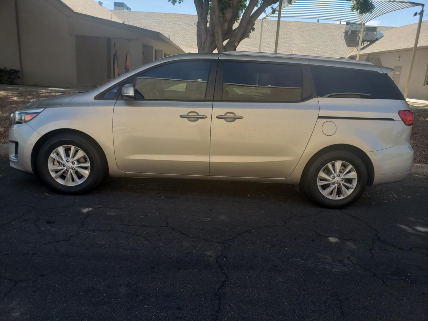 2016 /Tan and black Kia Sedona lx (KNDMB5C16G6) with an 3.3l v6 engine, 6-Speed Automatic transmission, located at 323 E Dunlap Ave., Phoenix, AZ, 85020, (602) 331-9000, 33.567677, -112.069000 - 2016 Kia Sedona LX,......EXCELLENT condition,..... A Real Must See!!.... No accidents, Clean inside and out, Power everything, Ice cold ac, Third row seating, Rear ac second and third seats, Clean Tan and black interior with Tan cloth seats in near perfect condition and the van is gorgeous. Touch sc - Photo#6