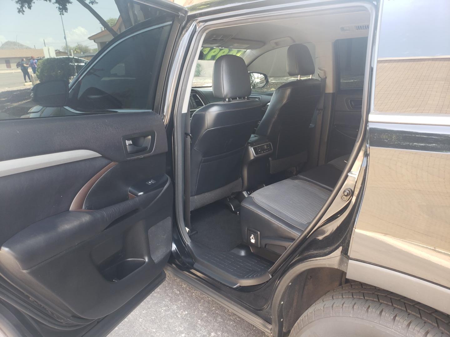 2016 black /gray and black Toyota Highlander le plus (5TDZKRFH2GS) with an 3.5L V6 DOHC 24V engine, 6-Speed Automatic transmission, located at 323 E Dunlap Ave., Phoenix, AZ, 85020, (602) 331-9000, 33.567677, -112.069000 - 2016 Toyota Highlander LE,.....A Must See!! No accidents, Ice cold AC. The SUV is gorgeous inside and out. 3RD Row seating, Rear A/C, Power windows, Power door locks, Touch screen Stereo/CD Player, Phone sync, Bluetooth, Satellite compatible, Navigation, Beautiful gray and black interior with black - Photo#9
