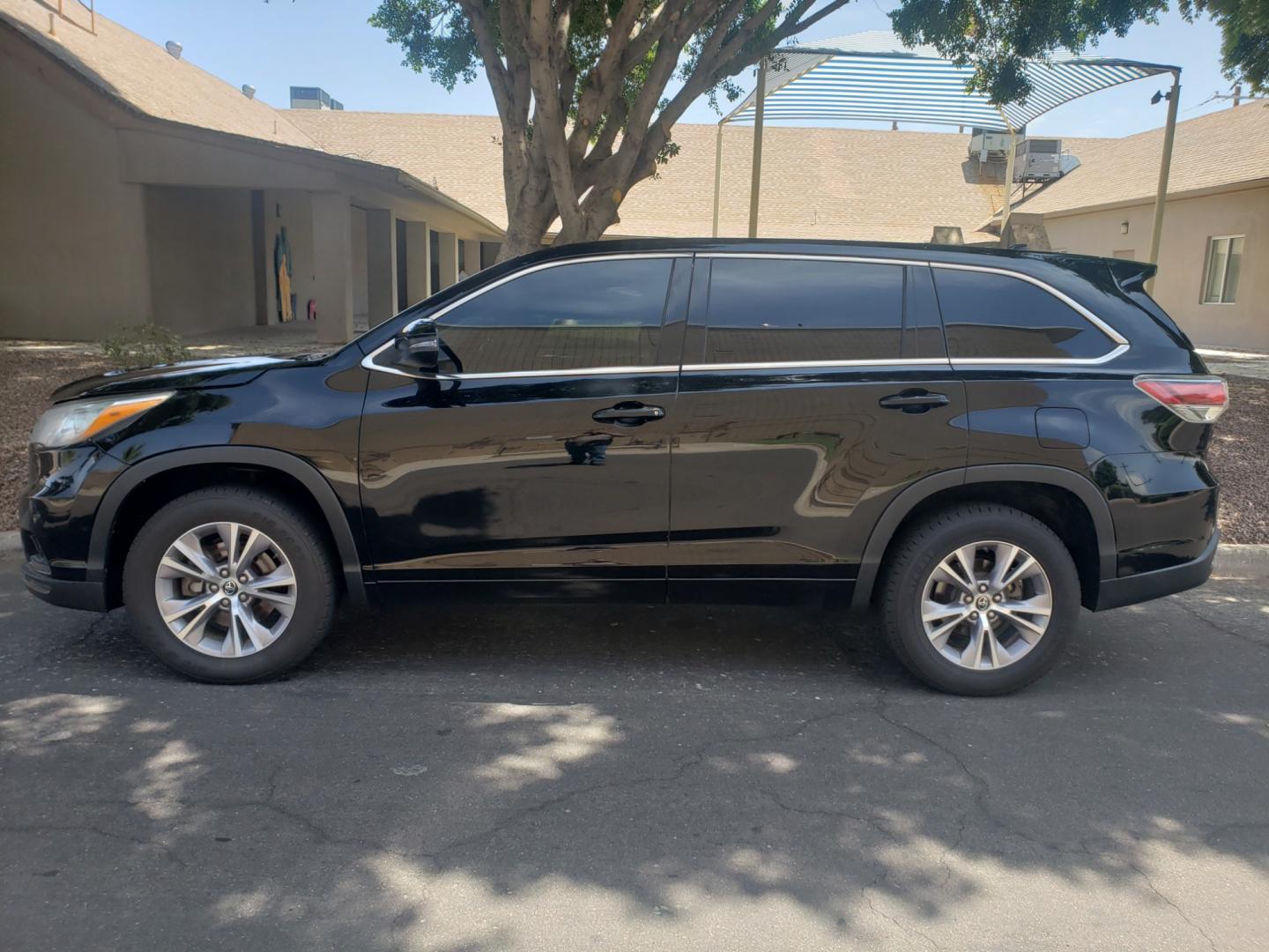 2016 black /gray and black Toyota Highlander le plus (5TDZKRFH2GS) with an 3.5L V6 DOHC 24V engine, 6-Speed Automatic transmission, located at 323 E Dunlap Ave., Phoenix, AZ, 85020, (602) 331-9000, 33.567677, -112.069000 - 2016 Toyota Highlander LE,.....A Must See!! No accidents, Ice cold AC. The SUV is gorgeous inside and out. 3RD Row seating, Rear A/C, Power windows, Power door locks, Touch screen Stereo/CD Player, Phone sync, Bluetooth, Satellite compatible, Navigation, Beautiful gray and black interior with black - Photo#5