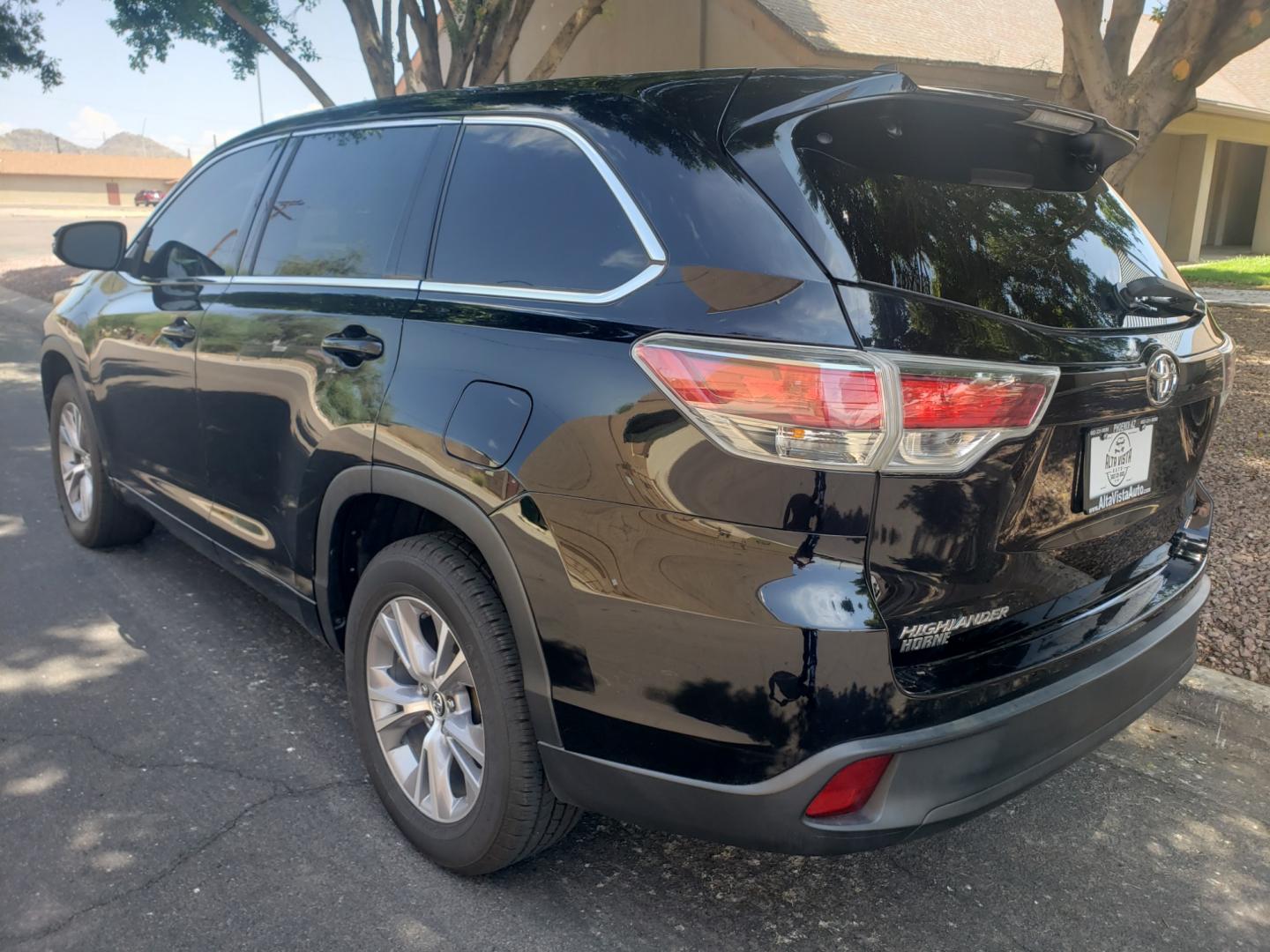 2016 black /gray and black Toyota Highlander le plus (5TDZKRFH2GS) with an 3.5L V6 DOHC 24V engine, 6-Speed Automatic transmission, located at 323 E Dunlap Ave., Phoenix, AZ, 85020, (602) 331-9000, 33.567677, -112.069000 - 2016 Toyota Highlander LE,.....A Must See!! No accidents, Ice cold AC. The SUV is gorgeous inside and out. 3RD Row seating, Rear A/C, Power windows, Power door locks, Touch screen Stereo/CD Player, Phone sync, Bluetooth, Satellite compatible, Navigation, Beautiful gray and black interior with black - Photo#4