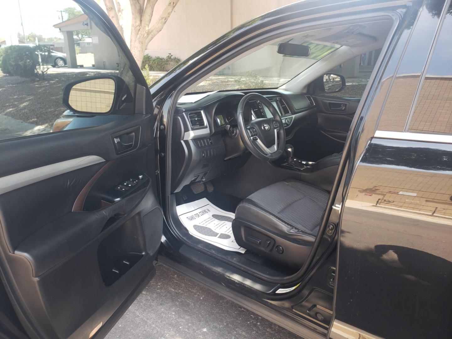 2016 black /gray and black Toyota Highlander le plus (5TDZKRFH2GS) with an 3.5L V6 DOHC 24V engine, 6-Speed Automatic transmission, located at 323 E Dunlap Ave., Phoenix, AZ, 85020, (602) 331-9000, 33.567677, -112.069000 - 2016 Toyota Highlander LE,.....A Must See!! No accidents, Ice cold AC. The SUV is gorgeous inside and out. 3RD Row seating, Rear A/C, Power windows, Power door locks, Touch screen Stereo/CD Player, Phone sync, Bluetooth, Satellite compatible, Navigation, Beautiful gray and black interior with black - Photo#7