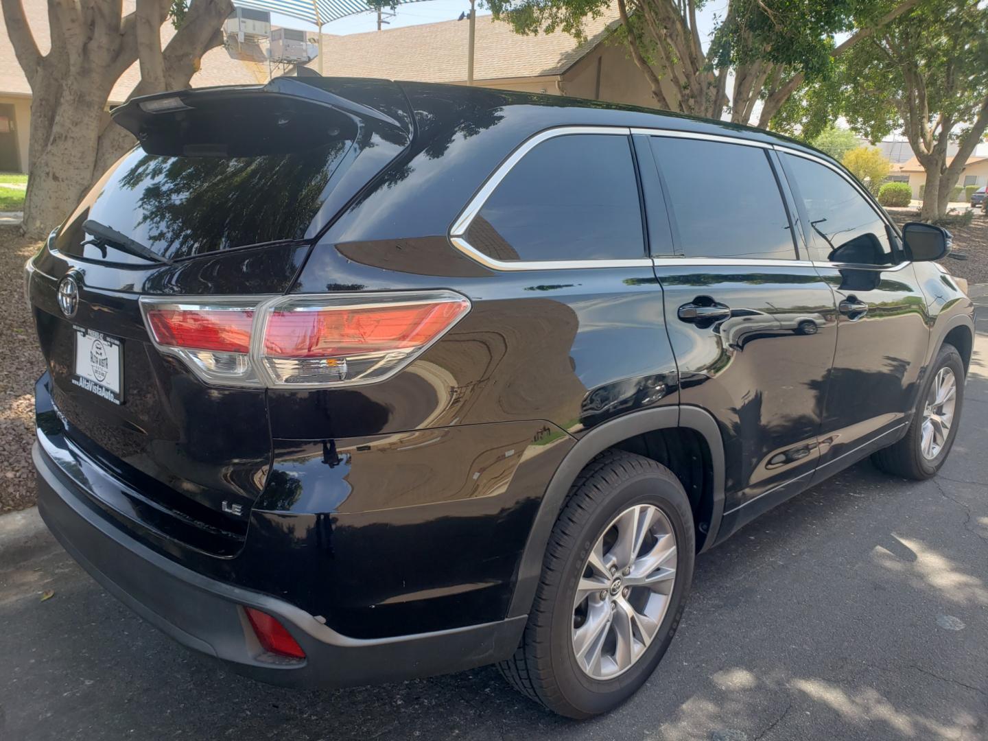 2016 black /gray and black Toyota Highlander le plus (5TDZKRFH2GS) with an 3.5L V6 DOHC 24V engine, 6-Speed Automatic transmission, located at 323 E Dunlap Ave., Phoenix, AZ, 85020, (602) 331-9000, 33.567677, -112.069000 - 2016 Toyota Highlander LE,.....A Must See!! No accidents, Ice cold AC. The SUV is gorgeous inside and out. 3RD Row seating, Rear A/C, Power windows, Power door locks, Touch screen Stereo/CD Player, Phone sync, Bluetooth, Satellite compatible, Navigation, Beautiful gray and black interior with black - Photo#2