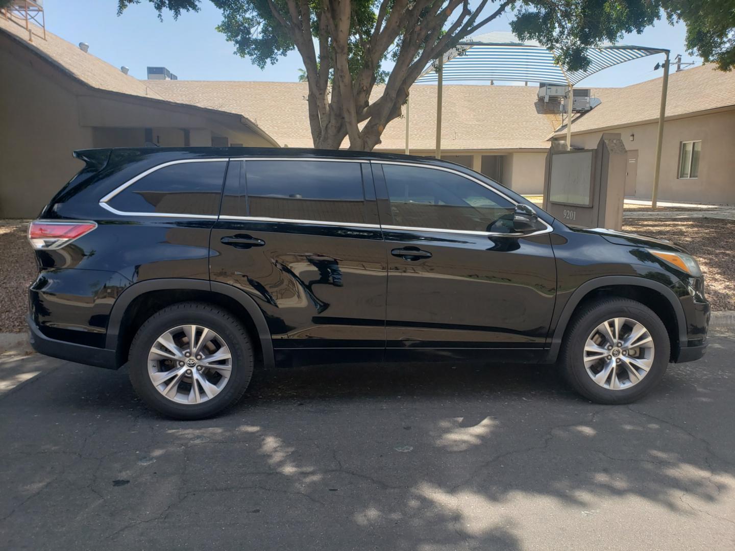 2016 black /gray and black Toyota Highlander le plus (5TDZKRFH2GS) with an 3.5L V6 DOHC 24V engine, 6-Speed Automatic transmission, located at 323 E Dunlap Ave., Phoenix, AZ, 85020, (602) 331-9000, 33.567677, -112.069000 - 2016 Toyota Highlander LE,.....A Must See!! No accidents, Ice cold AC. The SUV is gorgeous inside and out. 3RD Row seating, Rear A/C, Power windows, Power door locks, Touch screen Stereo/CD Player, Phone sync, Bluetooth, Satellite compatible, Navigation, Beautiful gray and black interior with black - Photo#3