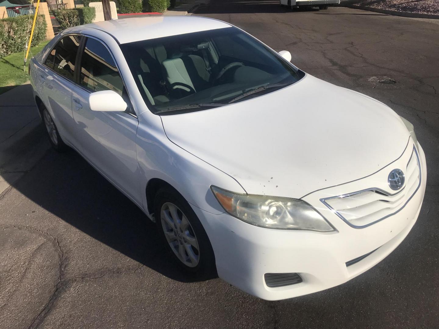 2011 WHITE /gray Toyota Camry Base 6-Spd AT (4T4BF3EK6BR) with an 2.5L L4 DOHC 16V engine, 6-Speed Automatic transmission, located at 323 E Dunlap Ave., Phoenix, AZ, 85020, (602) 331-9000, 33.567677, -112.069000 - 2011 Toyota Camry Base 6-Spd AT,......A Must See!!..... No accidents,..... Ice cold AC. The car is gorgeous inside and out. Power windows, Power door locks, Stereo/CD Player, Phone sync, Bluetooth, Beautiful gray interior with Gray cloth seats in near perfect condition, Incredible gas mileage! Clean - Photo#4