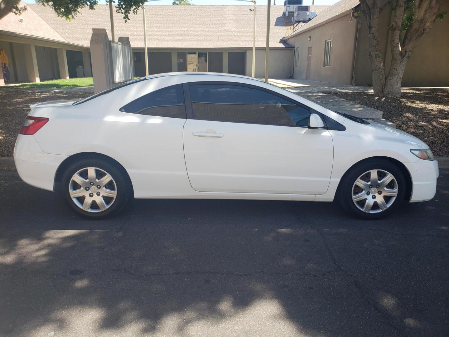 2010 Honda Civic LX Coupe 5-Speed AT (2HGFG1B6XAH) with an 1.8L L4 SOHC 16V engine, 5-Speed Automatic transmission, located at 323 E Dunlap Ave., Phoenix, AZ, 85020, (602) 331-9000, 33.567677, -112.069000 - Photo#4