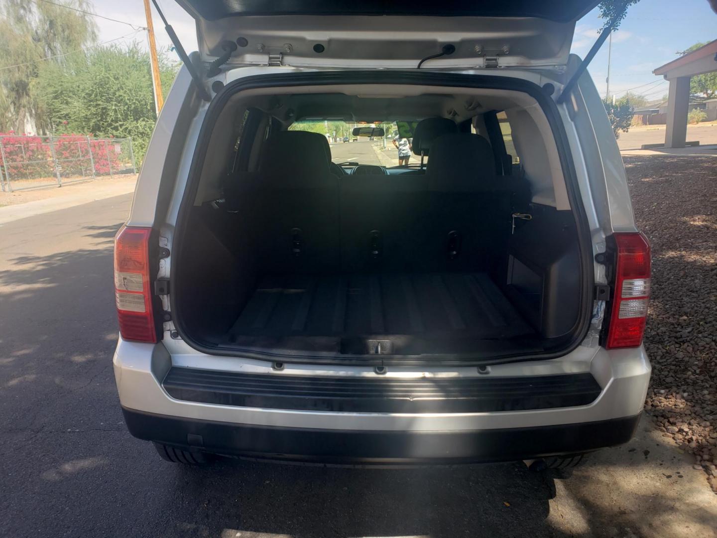 2014 /gray and black Jeep Patriot Sport 2WD (1C4NJPBA9ED) with an 2.0L L4 DOHC 16V engine, automatic transmission, located at 323 E Dunlap Ave., Phoenix, AZ, 85020, (602) 331-9000, 33.567677, -112.069000 - 2014 Jeep Patriot Sport 2WD,......EXCELLENT condition, A Real Must See!!.... No accidents, Power everything, Stereo/cd player, Ice cold ac, Clean gray and Black interior with black cloth seats in near perfect condition, power windows, power door locks, clean Arizona title, Runs and Drives Excellent. - Photo#16