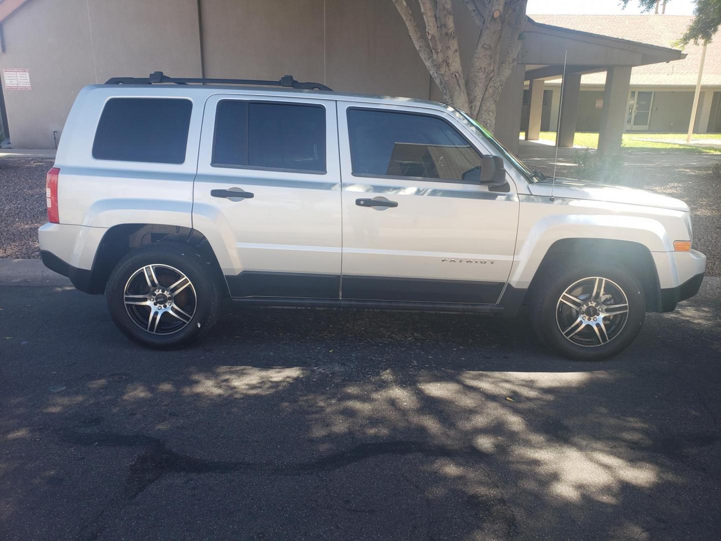 2014 /gray and black Jeep Patriot Sport 2WD (1C4NJPBA9ED) with an 2.0L L4 DOHC 16V engine, automatic transmission, located at 323 E Dunlap Ave., Phoenix, AZ, 85020, (602) 331-9000, 33.567677, -112.069000 - 2014 Jeep Patriot Sport 2WD,......EXCELLENT condition, A Real Must See!!.... No accidents, Power everything, Stereo/cd player, Ice cold ac, Clean gray and Black interior with black cloth seats in near perfect condition, power windows, power door locks, clean Arizona title, Runs and Drives Excellent. - Photo#4