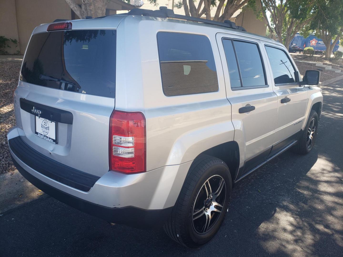 2014 /gray and black Jeep Patriot Sport 2WD (1C4NJPBA9ED) with an 2.0L L4 DOHC 16V engine, automatic transmission, located at 323 E Dunlap Ave., Phoenix, AZ, 85020, (602) 331-9000, 33.567677, -112.069000 - 2014 Jeep Patriot Sport 2WD,......EXCELLENT condition, A Real Must See!!.... No accidents, Power everything, Stereo/cd player, Ice cold ac, Clean gray and Black interior with black cloth seats in near perfect condition, power windows, power door locks, clean Arizona title, Runs and Drives Excellent. - Photo#3