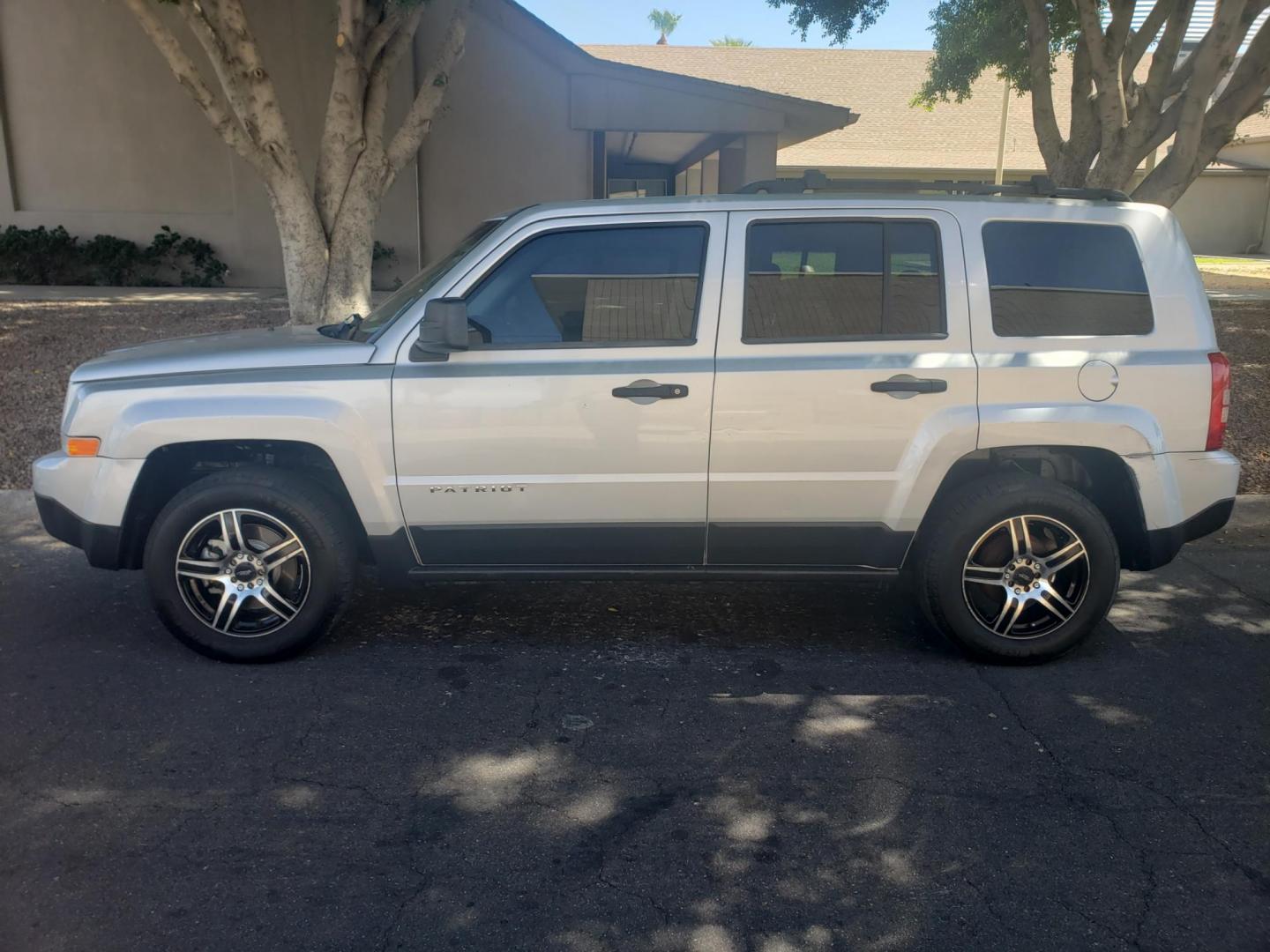 2014 /gray and black Jeep Patriot Sport 2WD (1C4NJPBA9ED) with an 2.0L L4 DOHC 16V engine, automatic transmission, located at 323 E Dunlap Ave., Phoenix, AZ, 85020, (602) 331-9000, 33.567677, -112.069000 - 2014 Jeep Patriot Sport 2WD,......EXCELLENT condition, A Real Must See!!.... No accidents, Power everything, Stereo/cd player, Ice cold ac, Clean gray and Black interior with black cloth seats in near perfect condition, power windows, power door locks, clean Arizona title, Runs and Drives Excellent. - Photo#6