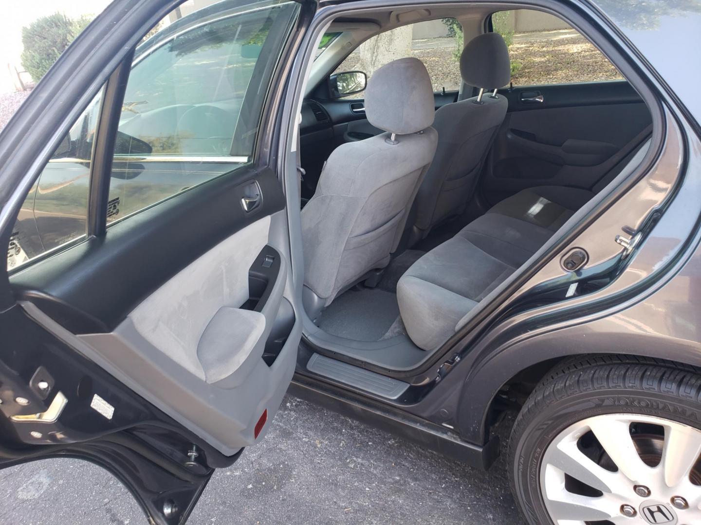 2007 /gray and black Honda Accord SE V-6 Sedan AT (1HGCM66427A) with an 3.0L V6 SOHC 24V engine, 5-Speed Automatic Overdrive transmission, located at 323 E Dunlap Ave., Phoenix, AZ, 85020, (602) 331-9000, 33.567677, -112.069000 - 2007 Honda Accord,……. EXCELLENT condition,…… A Real Must See!!.... No accidents, Power everything, Ice cold ac, Clean Gray and Black interior with gray cloth seats in near perfect condition, power windows, power door locks, stereo/cd player, six disc CD changer, clean Arizona title, Runs and - Photo#10