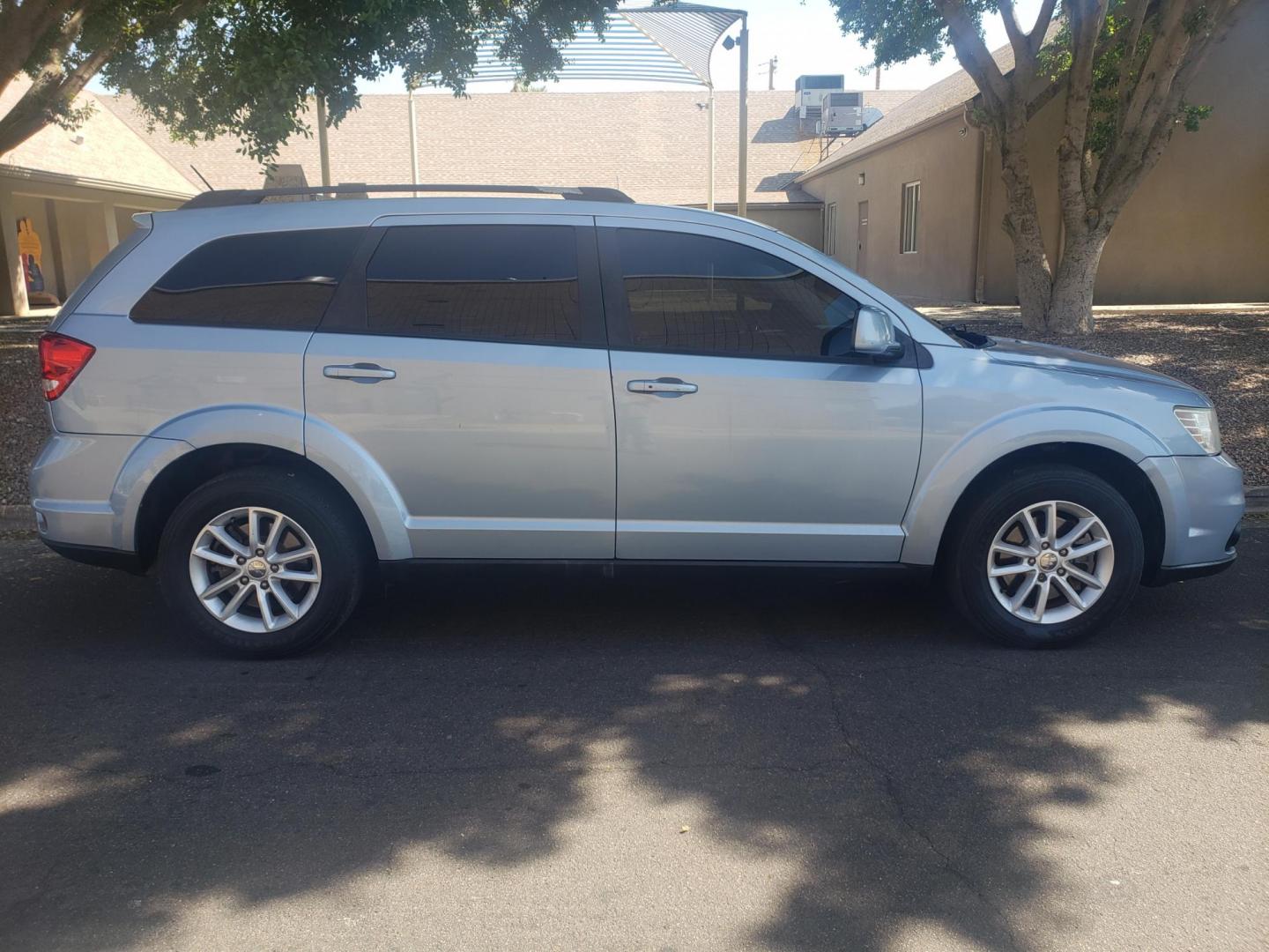 2013 /gray and black Dodge Journey SXT (3C4PDCBG6DT) with an 3.6L V6 DOHC 24V engine, 6-Speed Automatic transmission, located at 323 E Dunlap Ave., Phoenix, AZ, 85020, (602) 331-9000, 33.567677, -112.069000 - Photo#4