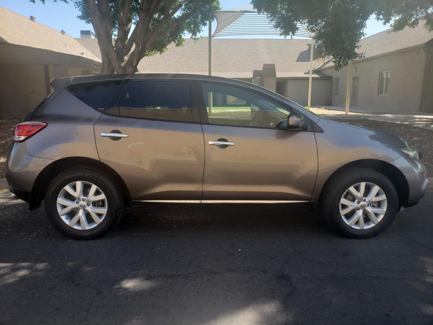 2014 /gray and black Nissan Murano SL AWD (JN8AZ1MW1EW) with an 3.5L V6 DOHC 24V engine, Continuously Variable Transmission transmission, located at 323 E Dunlap Ave., Phoenix, AZ, 85020, (602) 331-9000, 33.567677, -112.069000 - 2014 Nissan Murano SL AWD,……..EXCELLENT condition,......Ice Cold A/C, Clean Black and gray interior with black cloth seats in near perfect condition, New brakes, Tune up, Stereo/CD Player, Bluetooth, Phone sync, This suv is gorgeous inside and out, Incredible gas mileage! Arizona title , Runs a - Photo#4