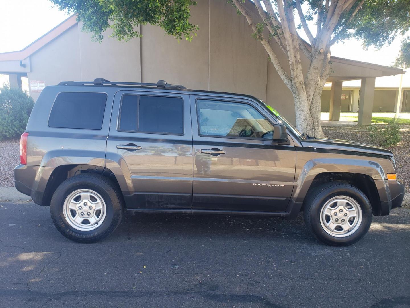 2017 gray /gray and black Jeep Patriot Sport 2WD (1C4NJPBA1HD) with an 2.0L L4 DOHC 16V engine, automatic transmission, located at 323 E Dunlap Ave., Phoenix, AZ, 85020, (602) 331-9000, 33.567677, -112.069000 - 2017 Jeep Patriot Sport 2WD,…….Ice Cold A/C, Clean gray and black interior with gray cloth seats in good condition, New brakes, Tune up, Stereo/CD Player, Bluetooth, Phone sync, Satellite compatible, This SUV is gorgeous inside and out, Incredible gas mileage! Arizona title , Runs and Drives E - Photo#4
