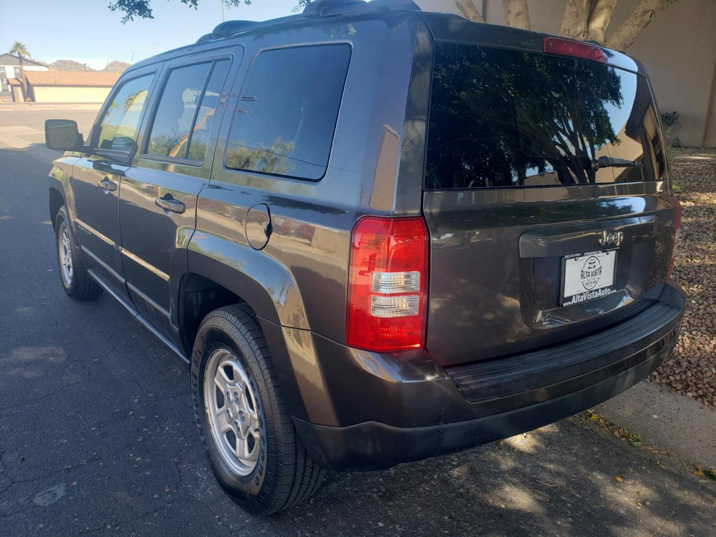2017 gray /gray and black Jeep Patriot Sport 2WD (1C4NJPBA1HD) with an 2.0L L4 DOHC 16V engine, automatic transmission, located at 323 E Dunlap Ave., Phoenix, AZ, 85020, (602) 331-9000, 33.567677, -112.069000 - 2017 Jeep Patriot Sport 2WD,…….Ice Cold A/C, Clean gray and black interior with gray cloth seats in good condition, New brakes, Tune up, Stereo/CD Player, Bluetooth, Phone sync, Satellite compatible, This SUV is gorgeous inside and out, Incredible gas mileage! Arizona title , Runs and Drives E - Photo#5