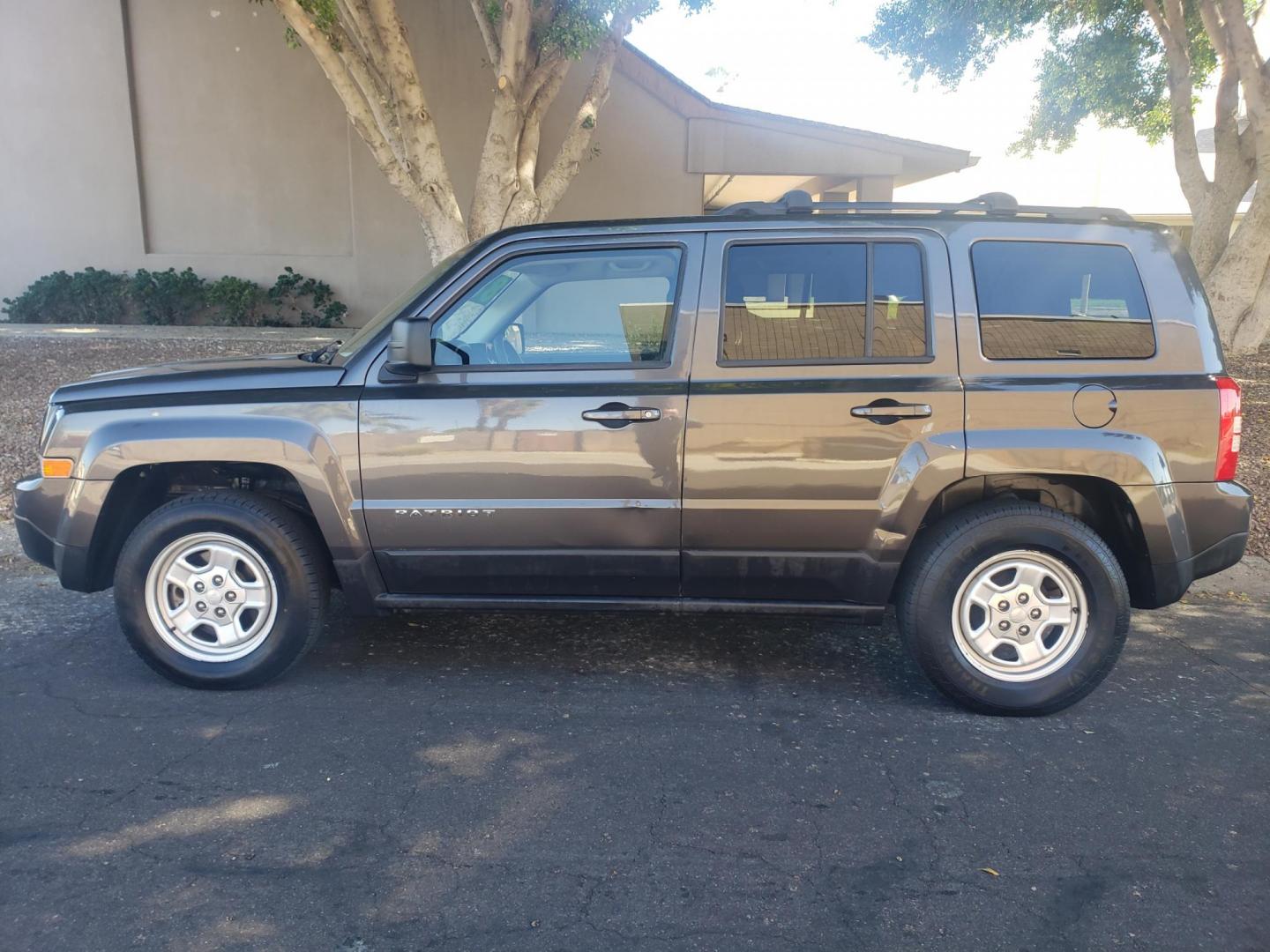 2017 gray /gray and black Jeep Patriot Sport 2WD (1C4NJPBA1HD) with an 2.0L L4 DOHC 16V engine, automatic transmission, located at 323 E Dunlap Ave., Phoenix, AZ, 85020, (602) 331-9000, 33.567677, -112.069000 - 2017 Jeep Patriot Sport 2WD,…….Ice Cold A/C, Clean gray and black interior with gray cloth seats in good condition, New brakes, Tune up, Stereo/CD Player, Bluetooth, Phone sync, Satellite compatible, This SUV is gorgeous inside and out, Incredible gas mileage! Arizona title , Runs and Drives E - Photo#6