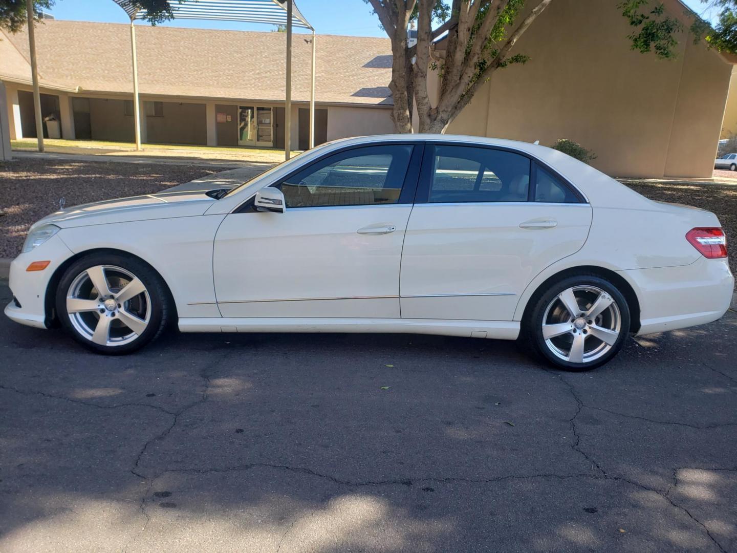 2010 WHITE /Tan and black Mercedes-Benz E-Class E350 Sedan (WDDHF5GB4AA) with an 3.5L V6 DOHC 24V engine, 7-Speed Automatic transmission, located at 323 E Dunlap Ave., Phoenix, AZ, 85020, (602) 331-9000, 33.567677, -112.069000 - 2010 Mercedes-Benz E-Class E350 Sedan…..A Must See!! ……..No accidents,……. Ice cold AC front and rear. The car is gorgeous inside and out. Power windows, Power door locks, Stereo/CD Player, Phone sync, Bluetooth, Satellite compatible, Navigation, backup camera, Beautiful tan and black inter - Photo#5