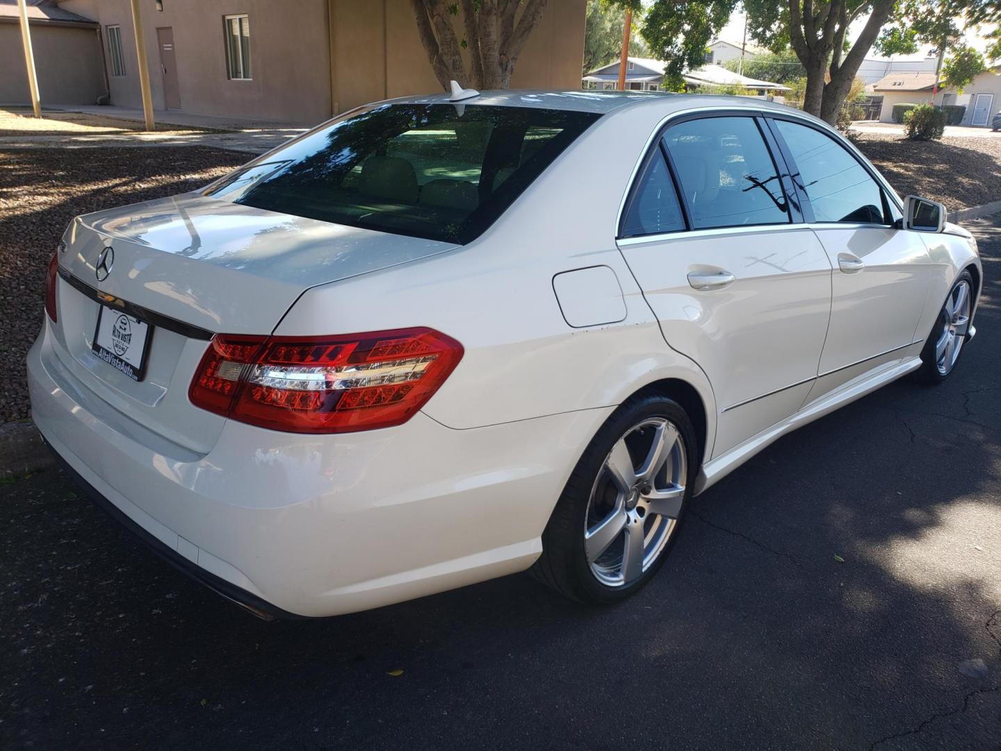 2010 WHITE /Tan and black Mercedes-Benz E-Class E350 Sedan (WDDHF5GB4AA) with an 3.5L V6 DOHC 24V engine, 7-Speed Automatic transmission, located at 323 E Dunlap Ave., Phoenix, AZ, 85020, (602) 331-9000, 33.567677, -112.069000 - 2010 Mercedes-Benz E-Class E350 Sedan…..A Must See!! ……..No accidents,……. Ice cold AC front and rear. The car is gorgeous inside and out. Power windows, Power door locks, Stereo/CD Player, Phone sync, Bluetooth, Satellite compatible, Navigation, backup camera, Beautiful tan and black inter - Photo#3