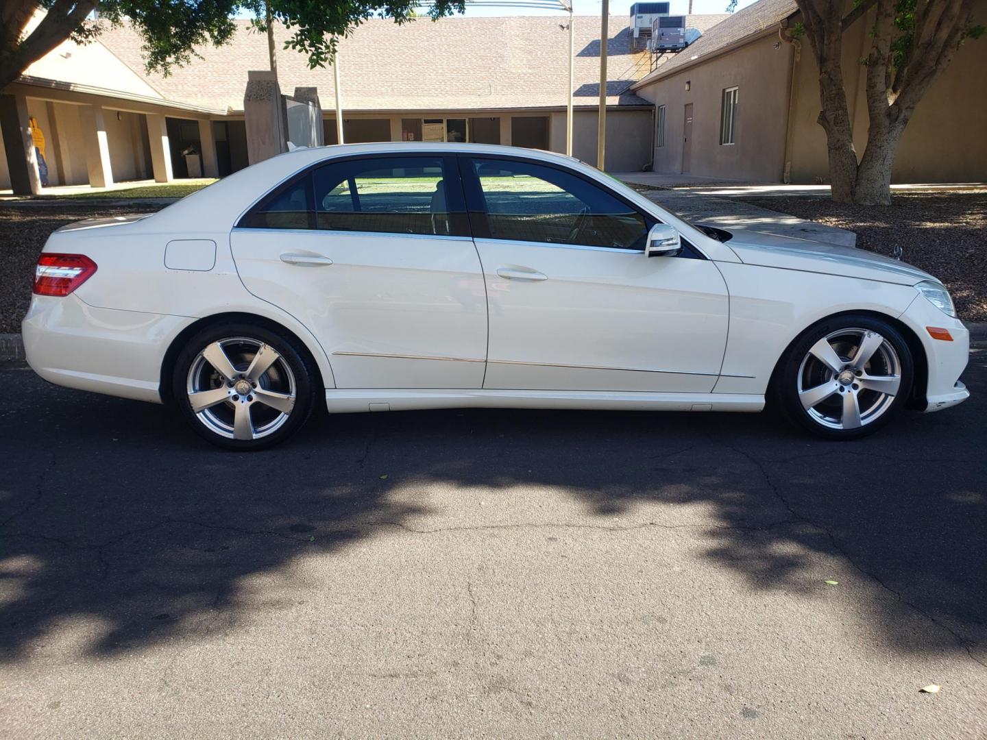 2010 WHITE /Tan and black Mercedes-Benz E-Class E350 Sedan (WDDHF5GB4AA) with an 3.5L V6 DOHC 24V engine, 7-Speed Automatic transmission, located at 323 E Dunlap Ave., Phoenix, AZ, 85020, (602) 331-9000, 33.567677, -112.069000 - 2010 Mercedes-Benz E-Class E350 Sedan…..A Must See!! ……..No accidents,……. Ice cold AC front and rear. The car is gorgeous inside and out. Power windows, Power door locks, Stereo/CD Player, Phone sync, Bluetooth, Satellite compatible, Navigation, backup camera, Beautiful tan and black inter - Photo#4