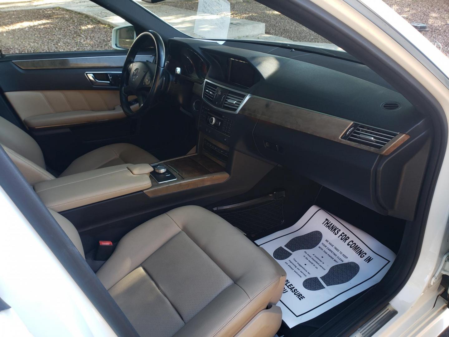 2010 WHITE /Tan and black Mercedes-Benz E-Class E350 Sedan (WDDHF5GB4AA) with an 3.5L V6 DOHC 24V engine, 7-Speed Automatic transmission, located at 323 E Dunlap Ave., Phoenix, AZ, 85020, (602) 331-9000, 33.567677, -112.069000 - 2010 Mercedes-Benz E-Class E350 Sedan…..A Must See!! ……..No accidents,……. Ice cold AC front and rear. The car is gorgeous inside and out. Power windows, Power door locks, Stereo/CD Player, Phone sync, Bluetooth, Satellite compatible, Navigation, backup camera, Beautiful tan and black inter - Photo#12