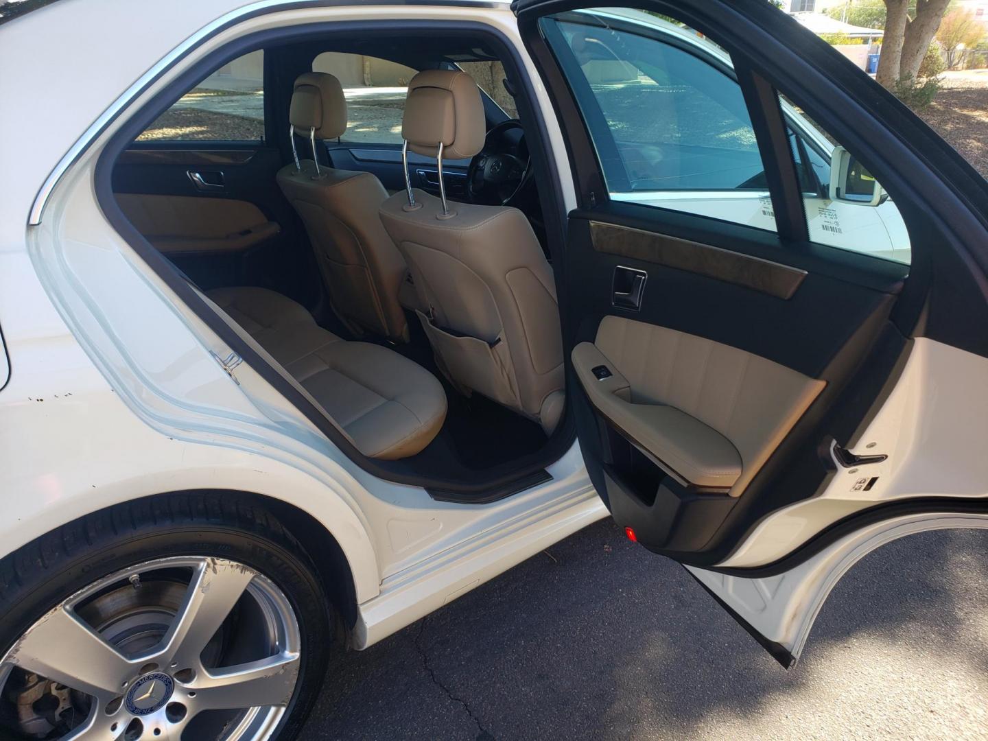 2010 WHITE /Tan and black Mercedes-Benz E-Class E350 Sedan (WDDHF5GB4AA) with an 3.5L V6 DOHC 24V engine, 7-Speed Automatic transmission, located at 323 E Dunlap Ave., Phoenix, AZ, 85020, (602) 331-9000, 33.567677, -112.069000 - 2010 Mercedes-Benz E-Class E350 Sedan…..A Must See!! ……..No accidents,……. Ice cold AC front and rear. The car is gorgeous inside and out. Power windows, Power door locks, Stereo/CD Player, Phone sync, Bluetooth, Satellite compatible, Navigation, backup camera, Beautiful tan and black inter - Photo#13